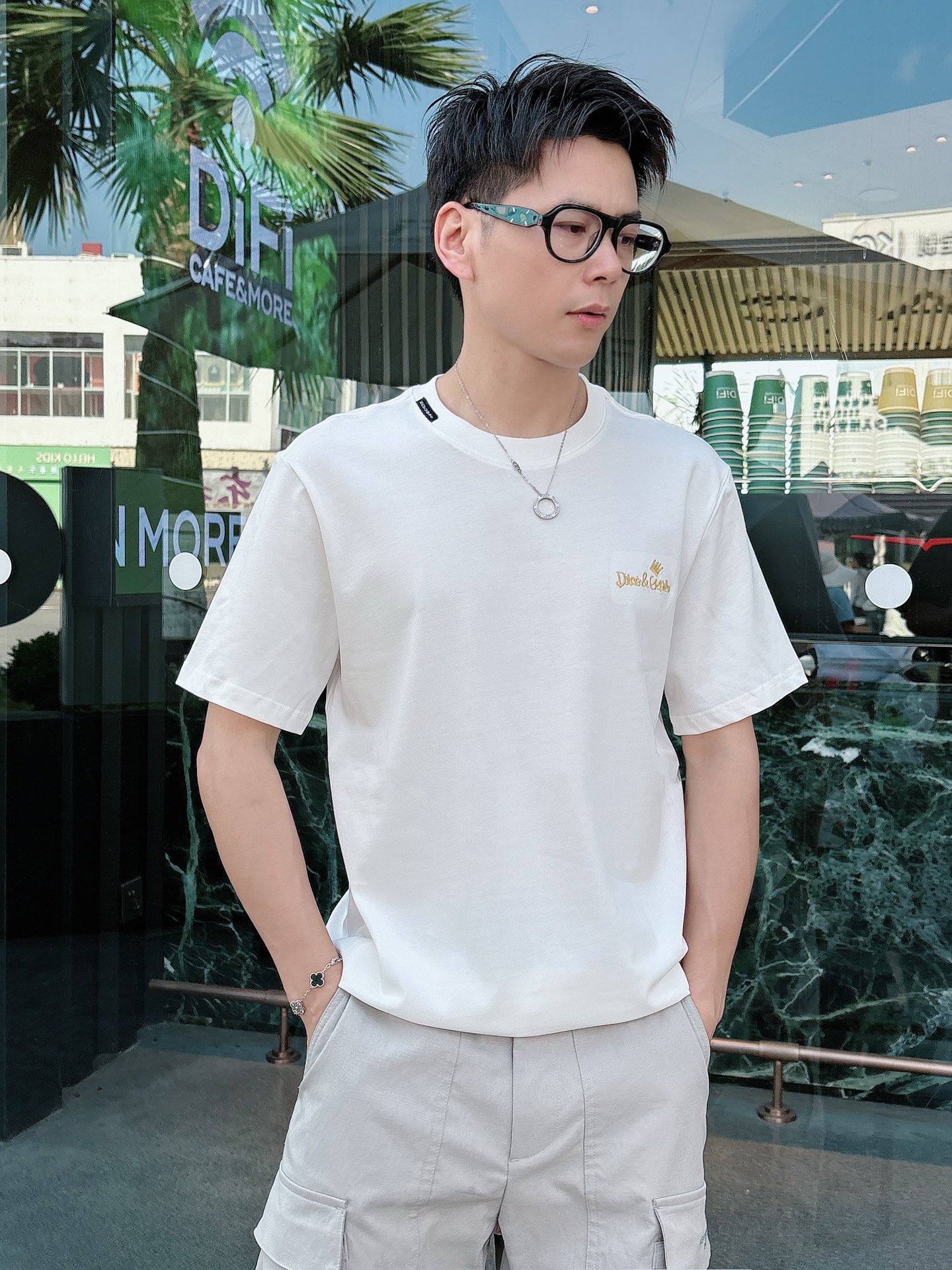 NO:413397,Dolce & Gabban*D&G 25ss Spring and Summer New First-Open Counter Latest Short Sleeve Round Neck T-shirt High-end Customized Design Avant-garde and Fashionable!  Brand logo heavy craft design High-end customized 240g fabric. Soft feel and comfortable to wear. Counter-level exquisite car line. Color black and white. S-2XL, Dolce & Gabbana, Dolce & Gabbana, T-shirt, tees, t-shirt, alexander wang19860909杜嘉班*D&G 25ss春夏新款首发专柜最新款短袖圆领T恤 高端订制 设计前卫时尚！品牌logo重工艺设计 高端定制240克面料.手感柔软.穿着舒适.专柜级别精致车线.颜色黑色.白色.码数S-2XL,,Dolce&Gabbana,Dolce&Gabbana,T-shirt,tees，t-shirt,alexander wang,Men's clothing