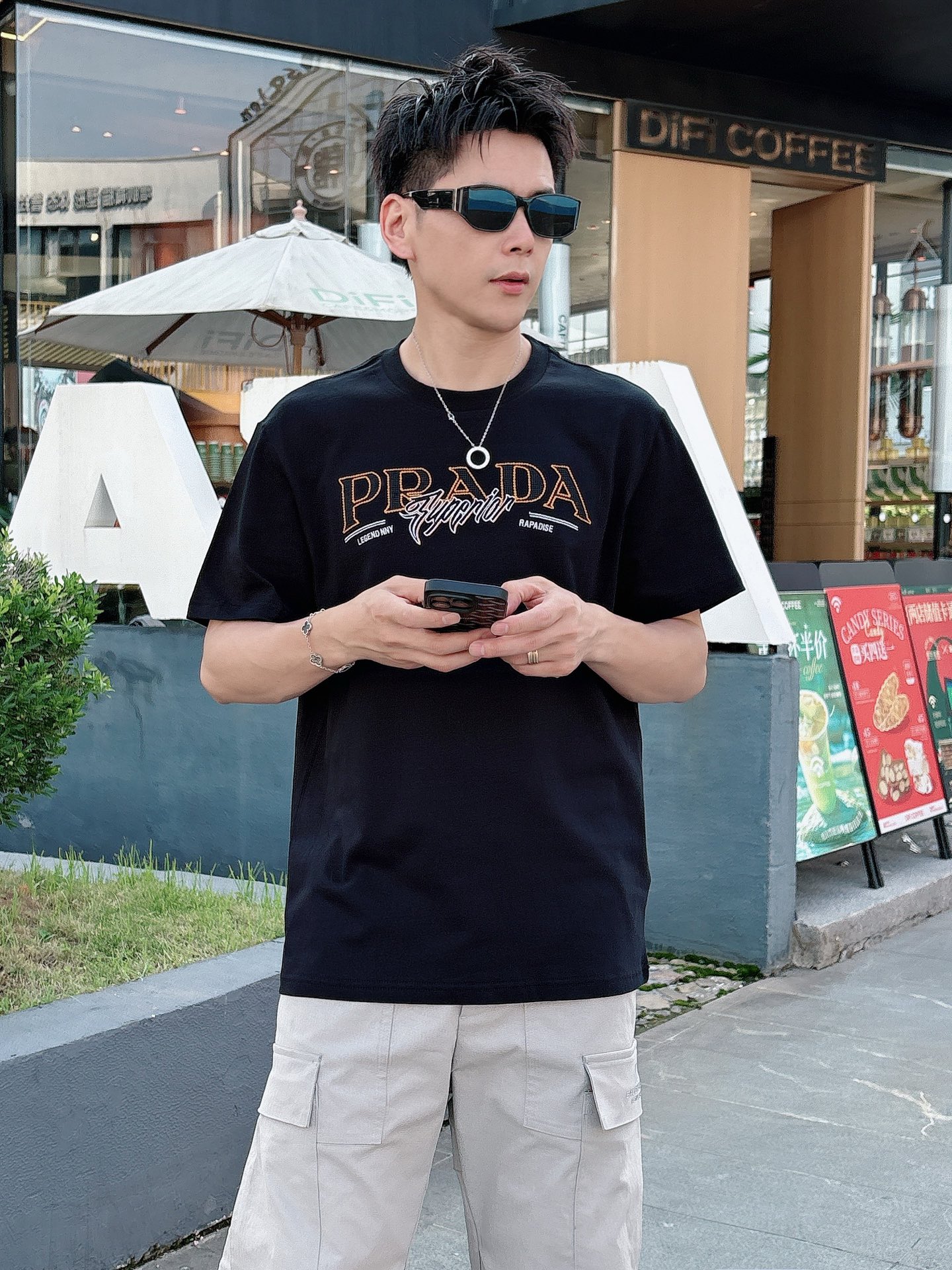 NO:476328,Prada 25SS spring and summer new style first-time counter latest short-sleeved round-neck T-shirt, high-end customization, avant-garde and fashionable design!  Brand logo heavy craft design, high-end custom fabric, soft feel, comfortable to wear, imported high-end fabrics are very delicate, the details are exquisite and exquisite, the counter-level exquisite car line, fine workmanship, extremely shaping item, can be matched with any fashion, super good style, trendy men's essential items Color white and black Size S-XXL Size reference S-Size shoulder width 45 bust 101 length 68 M-Size shoulder width 46 bust 105 long 70 L-Size shoulder width 47 bust 109 long 72 XL-Size shoulder width 48 bust 113 long 74 XXL-Size shoulder width 49 bust 117 long 76, prada, prada, T-shirt,tees, t-shirt,alexander wang19860909普拉*Prada 25SS春夏新款首发专柜最新款短袖圆领T恤 高端订制 设计前卫时尚！品牌logo重工艺设计,高端定制面料,手感柔软,穿着舒适,客供进口高档面料质感非常细腻,细节工艺精湛考究,专柜级别精致车线,做工精细,塑造性极高的一款单品,任何时装都可以搭配,版型超级好,潮男必备单品 颜色白色、黑色 尺码S-XXL 尺寸参考 S码肩宽45胸围101衣长68 M码肩宽46胸围105衣长70 L码肩宽47胸围109衣长72 XL码肩宽48胸围113衣长74 XXL码肩宽49胸围117衣长76,,prada,prada,T-shirt,tees，t-shirt,alexander wang,Men's clothing