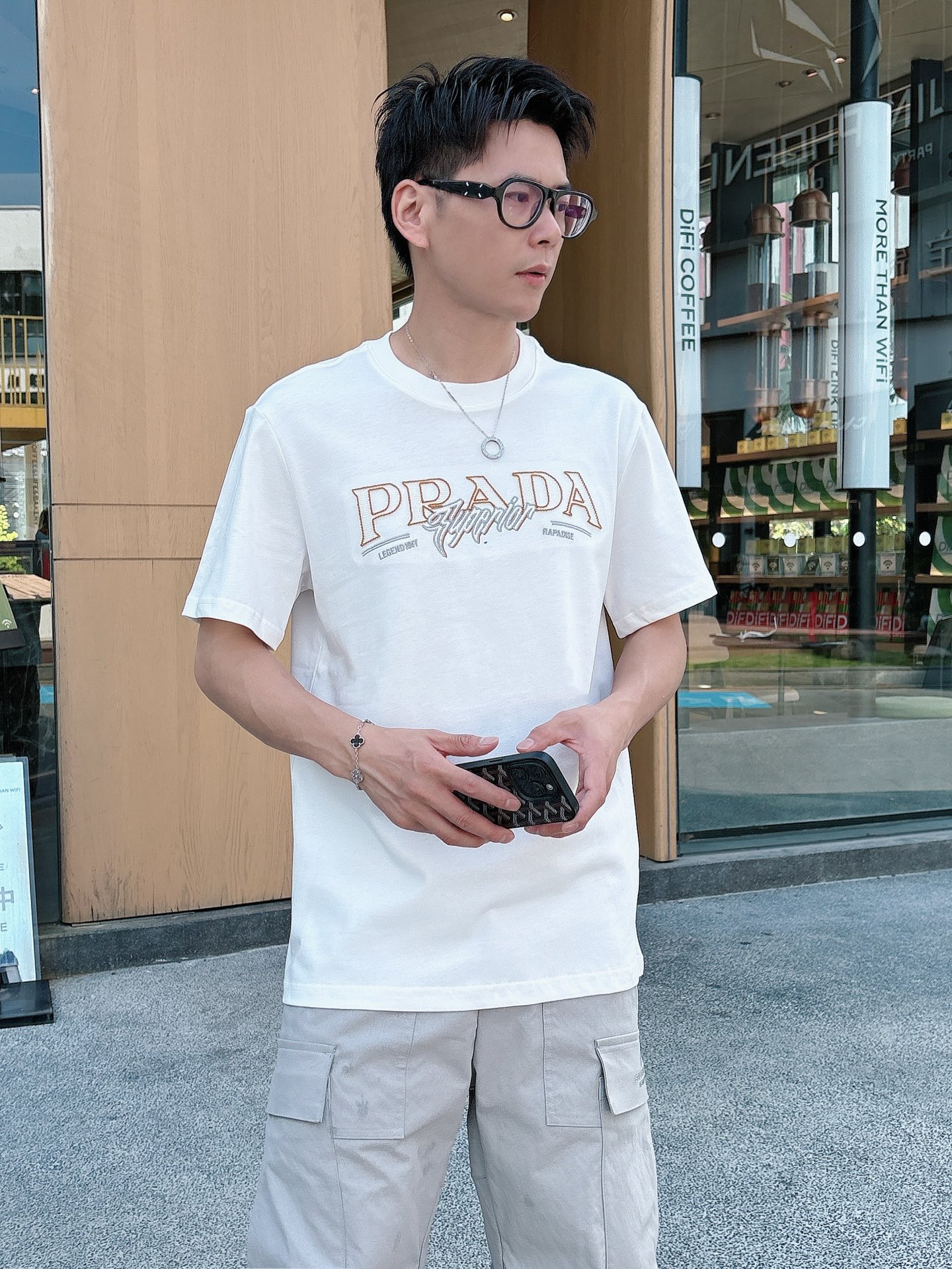 NO:413401,Prada 25ss Spring and Summer New First-Open Counter Latest Short Sleeve Round Neck T-shirt High-end Customized Design Avant-garde and Fashionable!  Brand logo heavy craft design High-end customized 240g fabric. Soft feel and comfortable to wear. Premium car line with counter level. Black and white. S-2XL, prada, prada, T-shirt, tees, t-shirt, alexander wang19860909普拉*Prada 25ss春夏新款首发专柜最新款短袖圆领T恤 高端订制 设计前卫时尚！品牌logo重工艺设计 高端定制240克面料.手感柔软.穿着舒适.专柜级别精致车线.颜色黑色.白色.码数S-2XL,,prada,prada,T-shirt,tees，t-shirt,alexander wang,Men's clothing