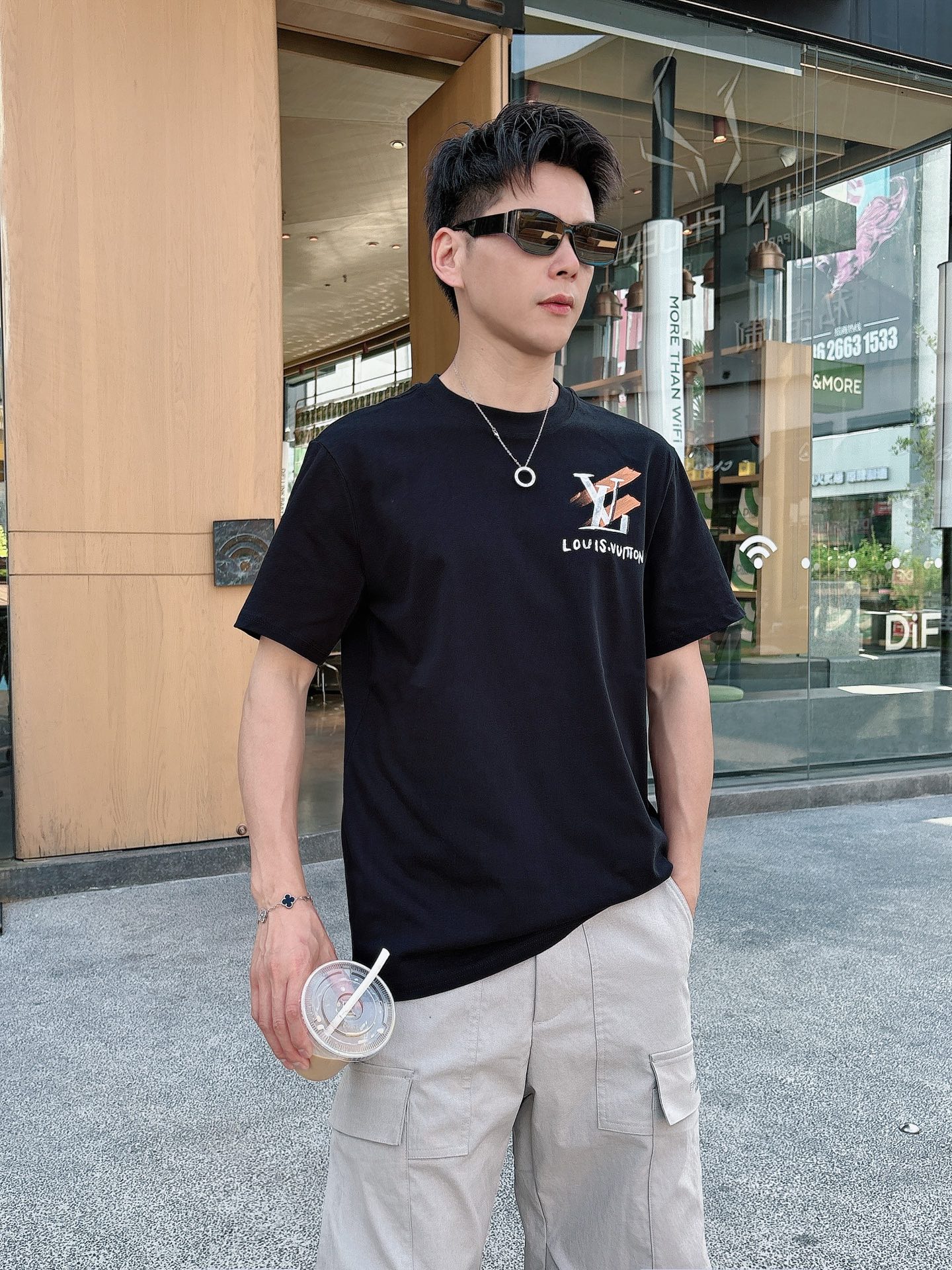 NO:476334,LouisVision*1V 25SS spring and summer new model first-time counter latest short-sleeved round neck T-shirt, hand-painted high-end customization, avant-garde and fashionable design!  Brand logo heavy craft design, high-end custom fabric, soft feel, comfortable to wear, imported high-end fabrics are very delicate, the details are exquisite and exquisite, the counter-level exquisite car line, fine workmanship, extremely shaping, can be matched with any fashion, super good style, a must-have item for trendy men Color white and black Size S-XXL Size reference S-Size shoulder width 45 bust 101 length 68 M-Size shoulder width 46 bust 105 long 70 L-Size shoulder width 47 bust 109 long 72 XL-Size shoulder width 48 bust 113 long 74 XXL-Size shoulder width 49 bust 117 long 76, louis vuitton, T-shirt,tees, t-shirt,alexander wang19860909路易威*1V 25SS春夏新款首发专柜最新款短袖圆领T恤 手绘高端订制 设计前卫时尚！品牌logo重工艺设计,高端定制面料,手感柔软,穿着舒适,客供进口高档面料质感非常细腻,细节工艺精湛考究,专柜级别精致车线,做工精细,塑造性极高的一款单品,任何时装都可以搭配,版型超级好,潮男必备单品 颜色白色、黑色 尺码S-XXL 尺寸参考 S码肩宽45胸围101衣长68 M码肩宽46胸围105衣长70 L码肩宽47胸围109衣长72 XL码肩宽48胸围113衣长74 XXL码肩宽49胸围117衣长76,,louis vuitton,T-shirt,tees，t-shirt,alexander wang,Men's clothing