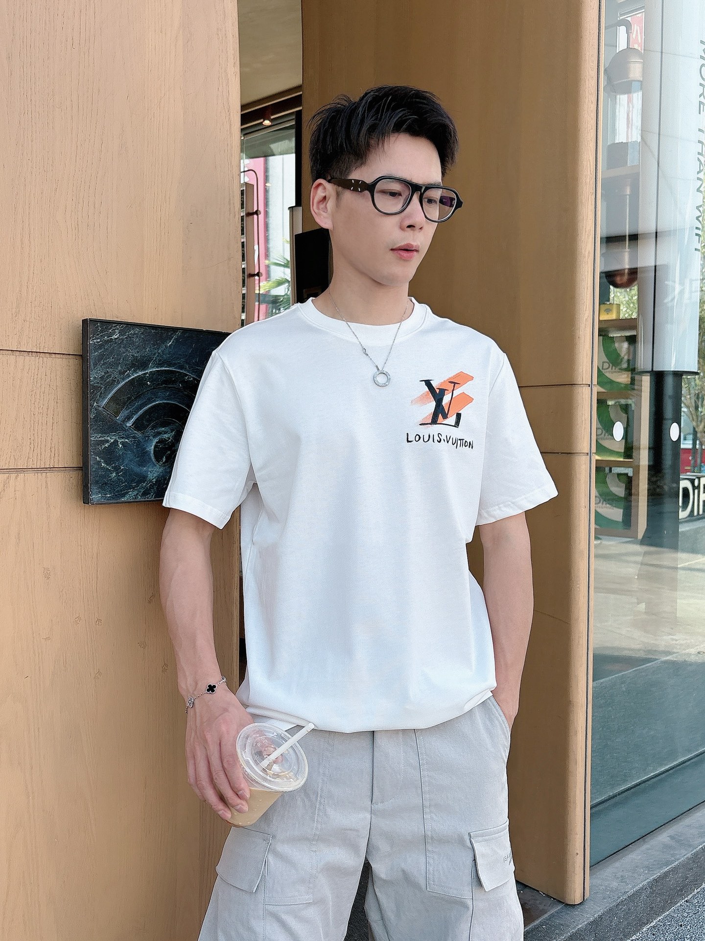 NO:413405,Louisville*LV 25ss Spring and Summer New First-Open Counter Latest Short-sleeved Round Neck T-shirt Hand-painted craftsmanship High-end Customization Design Avant-garde and fashionable!  Brand logo heavy craft design High-end custom 240g fabric. Soft feel and comfortable to wear. Counter-level exquisite car line. Color black and white. S-2XL,,louis vuitton,louis vuitton,T-shirt,tees,t-shirt,alexander wang19860909路易威*LV 25ss春夏新款首发专柜最新款短袖圆领T恤 手绘工艺 高端订制 设计前卫时尚！品牌logo重工艺设计 高端定制240克面料.手感柔软.穿着舒适.专柜级别精致车线.颜色黑色.白色.码数S-2XL,,louis vuitton,louis vuitton,T-shirt,tees，t-shirt,alexander wang,Men's clothing