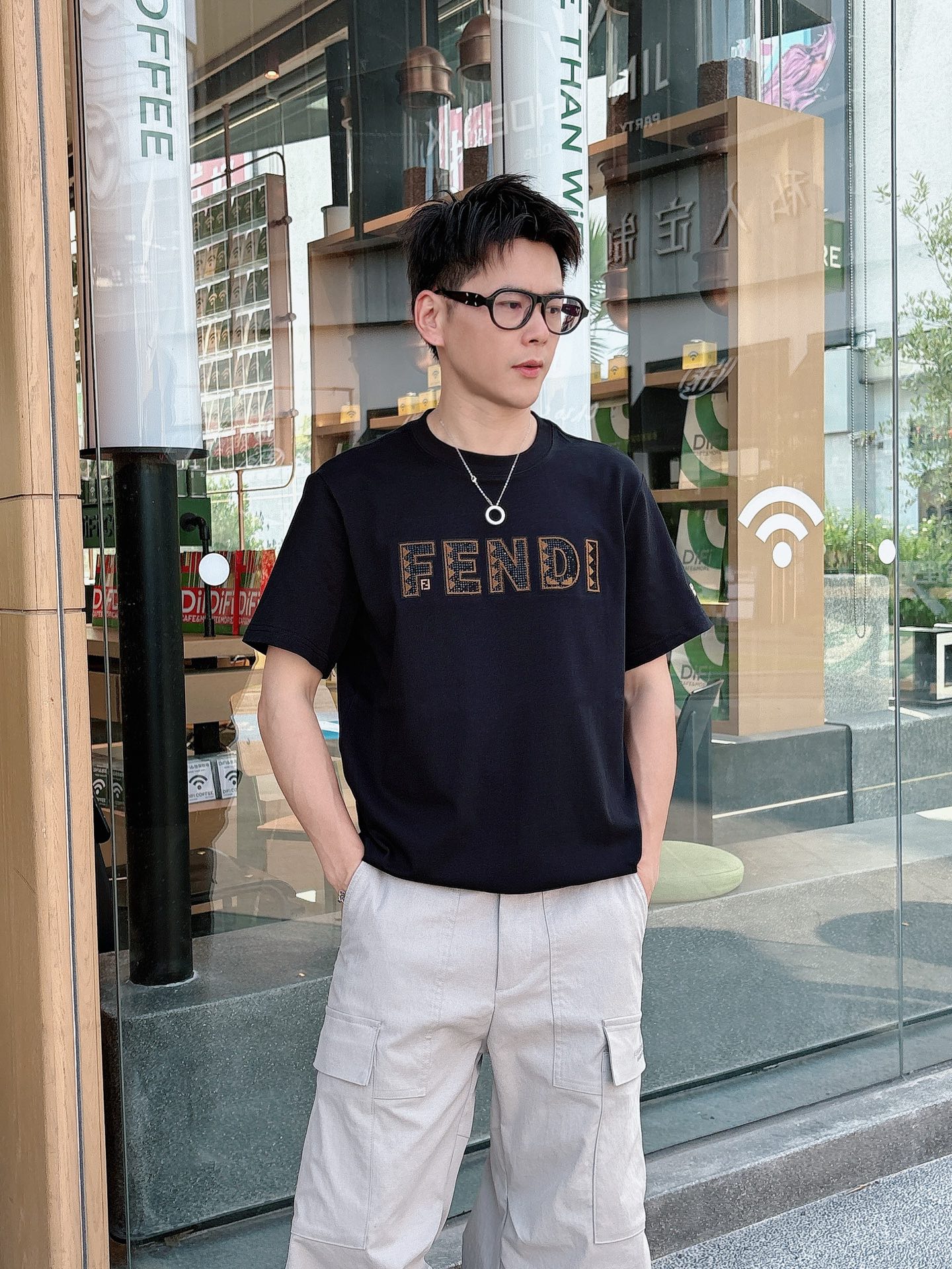 NO:476340,Fendi 25SS spring and summer new style first-time counter latest short-sleeved round-neck T-shirt, high-end customization, avant-garde and fashionable design!  Brand logo heavy craft design, high-end custom fabric, soft feel, comfortable to wear, imported high-end fabrics are very delicate, the details are exquisite and exquisite, the counter-level exquisite car line, fine workmanship, extremely shaping, can be matched with any fashion, super good style, a must-have item for trendy men Color white and black Size S-XXL Size reference S-Size shoulder width 45 bust 101 length 68 M-Size shoulder width 46 bust 105 long 70 L-Size shoulder width 47 bust 109 long 72 XL-Size shoulder width 48 bust 113 long 74 XXL-Size shoulder width 49 bust 117 long 76, fendi, T-shirt,tees, t-shirt,alexander wang19860909芬*Fendi 25SS春夏新款首发专柜最新款短袖圆领T恤 高端订制 设计前卫时尚！品牌logo重工艺设计,高端定制面料,手感柔软,穿着舒适,客供进口高档面料质感非常细腻,细节工艺精湛考究,专柜级别精致车线,做工精细,塑造性极高的一款单品,任何时装都可以搭配,版型超级好,潮男必备单品 颜色白色、黑色 尺码S-XXL 尺寸参考 S码肩宽45胸围101衣长68 M码肩宽46胸围105衣长70 L码肩宽47胸围109衣长72 XL码肩宽48胸围113衣长74 XXL码肩宽49胸围117衣长76,,fendi,T-shirt,tees，t-shirt,alexander wang,Men's clothing