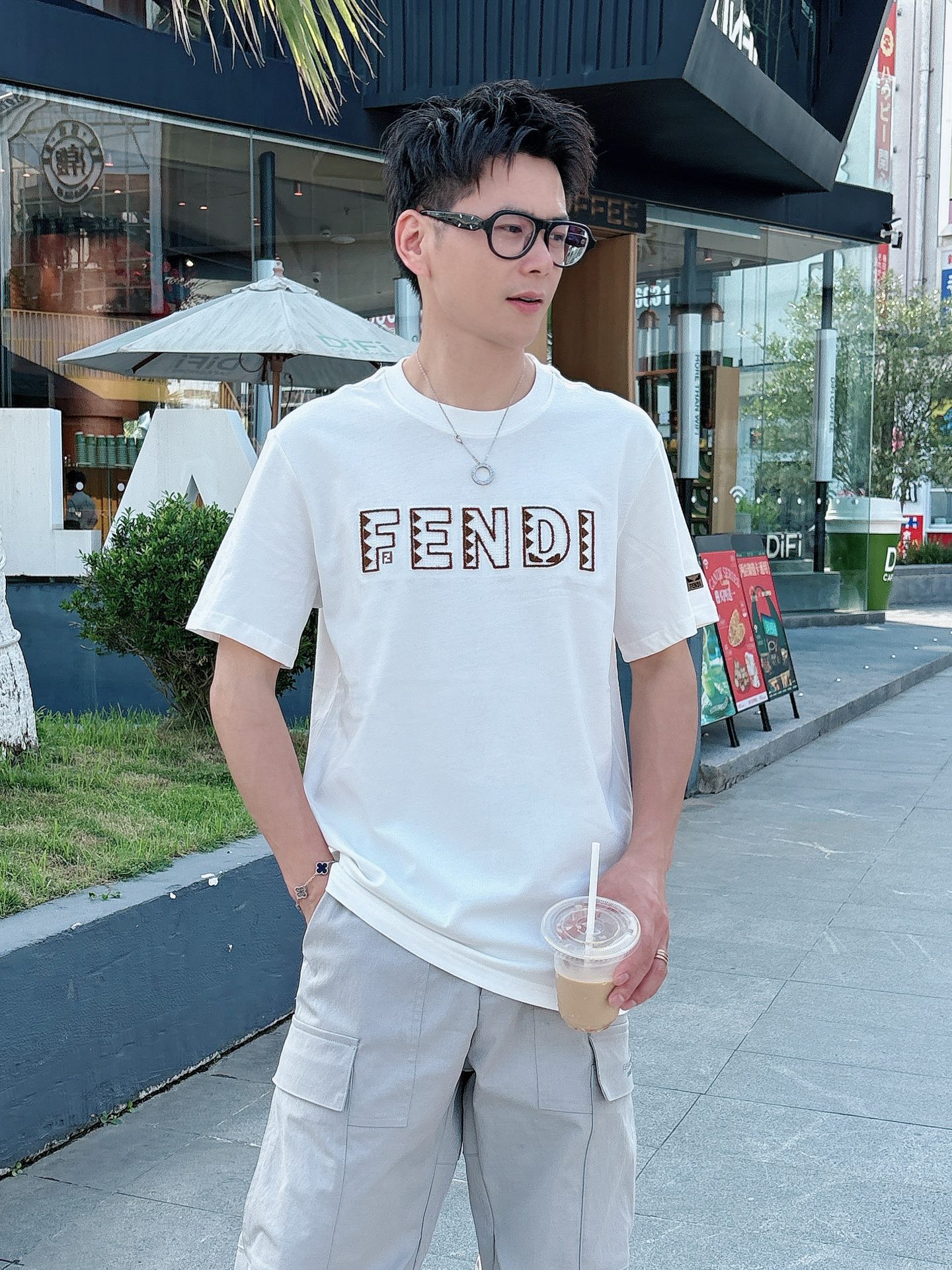 NO:413369,Fendi 25ss Spring and Summer New First-Open Counter Latest Short Sleeve Round Neck T-shirt High-end Customized Design Avant-garde and Fashionable!  Brand logo heavy craft design High-end custom 240g fabric. Soft feel and comfortable to wear. Premium car line with counter level. Black and white. S-2XL, fendi, T-shirt, tees, t-shirt, alexander wang19860909芬*Fendi 25ss春夏新款首发专柜最新款短袖圆领T恤 高端订制 设计前卫时尚！品牌logo重工艺设计 高端定制240克面料.手感柔软.穿着舒适.专柜级别精致车线.颜色黑色.白色.码数S-2XL,,fendi,T-shirt,tees，t-shirt,alexander wang,Men's clothing