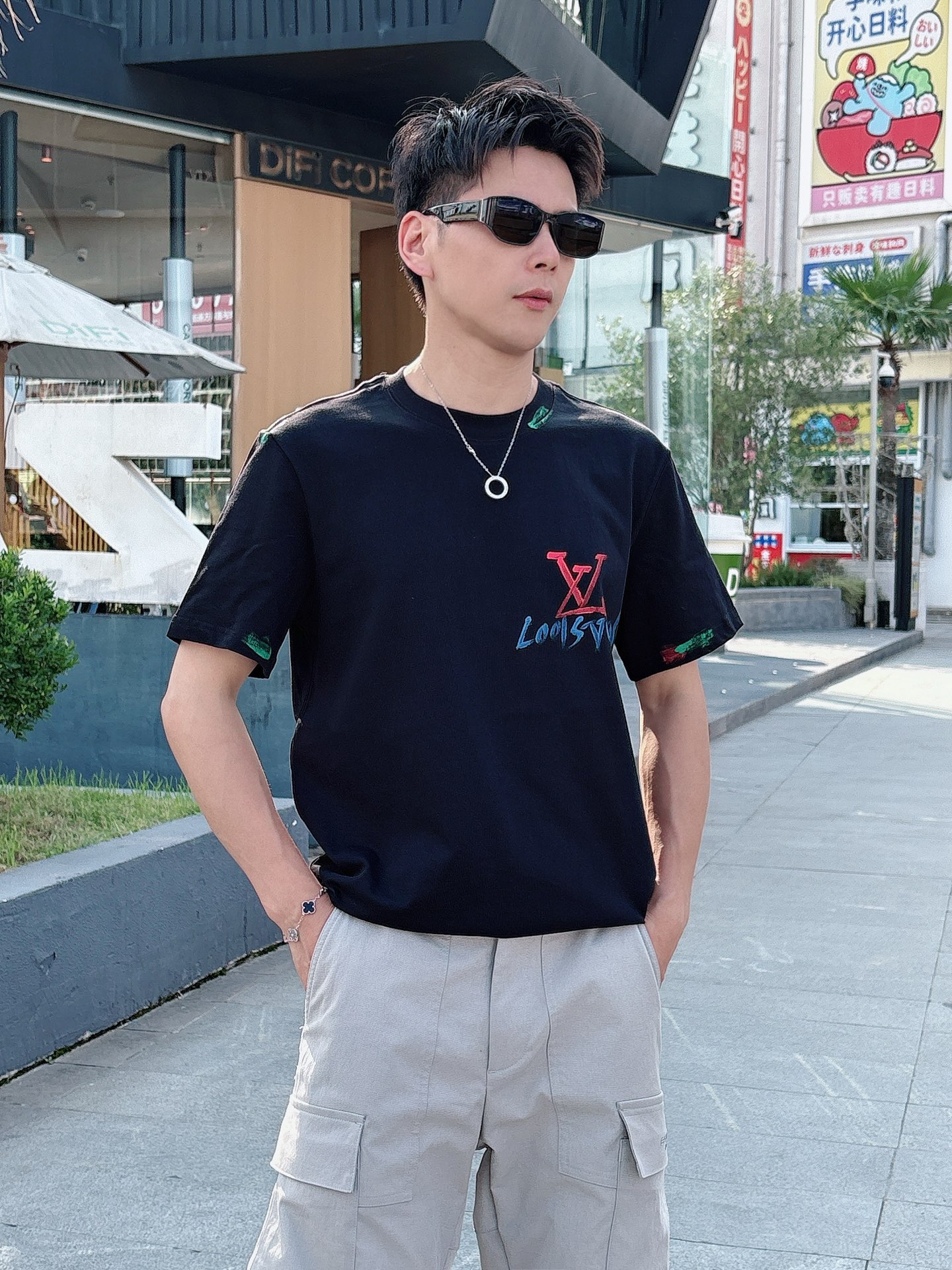 NO:476345,LouisVision*1V 25SS spring and summer new model first-time counter latest short-sleeved round neck T-shirt, hand-painted high-end customization, avant-garde and fashionable design!  Brand logo heavy craft design, high-end custom fabric, soft feel, comfortable to wear, imported high-end fabrics are very delicate, the details are exquisite and exquisite, the counter-level exquisite car line, fine workmanship, extremely shaping, can be matched with any fashion, super good style, a must-have item for trendy men Color white and black Size S-XXL Size reference S-Size shoulder width 45 bust 101 length 68 M-Size shoulder width 46 bust 105 long 70 L-Size shoulder width 47 bust 109 long 72 XL-Size shoulder width 48 bust 113 long 74 XXL-Size shoulder width 49 bust 117 long 76, louis vuitton, T-shirt,tees, t-shirt,alexander wang19860909路易威*1V 25SS春夏新款首发专柜最新款短袖圆领T恤 手绘高端订制 设计前卫时尚！品牌logo重工艺设计,高端定制面料,手感柔软,穿着舒适,客供进口高档面料质感非常细腻,细节工艺精湛考究,专柜级别精致车线,做工精细,塑造性极高的一款单品,任何时装都可以搭配,版型超级好,潮男必备单品 颜色白色、黑色 尺码S-XXL 尺寸参考 S码肩宽45胸围101衣长68 M码肩宽46胸围105衣长70 L码肩宽47胸围109衣长72 XL码肩宽48胸围113衣长74 XXL码肩宽49胸围117衣长76,,louis vuitton,T-shirt,tees，t-shirt,alexander wang,Men's clothing