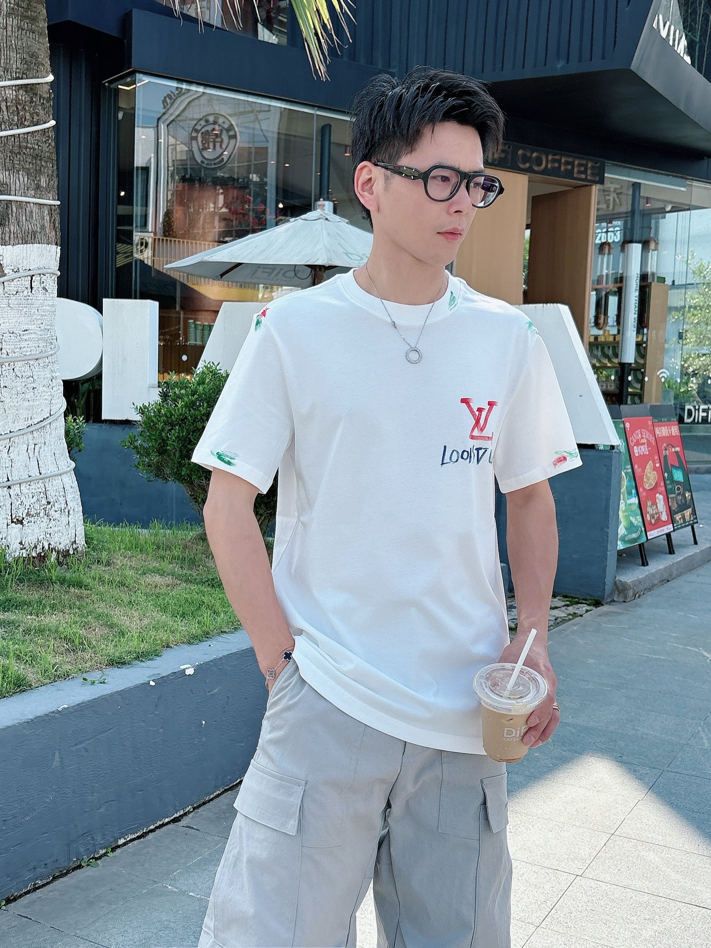 NO:413373,Louisville*LV 25ss Spring and Summer New First-Open Counter Latest Short-sleeved Round Neck T-shirt Hand-painted craftsmanship High-end Customization Design Avant-garde and fashionable!  Brand logo heavy craft design High-end custom 240g fabric. Soft feel and comfortable to wear. Counter-level exquisite car line. Color black and white. S-2XL,,louis vuitton,louis vuitton,T-shirt,tees,t-shirt,alexander wang19860909路易威*LV 25ss春夏新款首发专柜最新款短袖圆领T恤 手绘工艺 高端订制 设计前卫时尚！品牌logo重工艺设计 高端定制240克面料.手感柔软.穿着舒适.专柜级别精致车线.颜色黑色.白色.码数S-2XL,,louis vuitton,louis vuitton,T-shirt,tees，t-shirt,alexander wang,Men's clothing