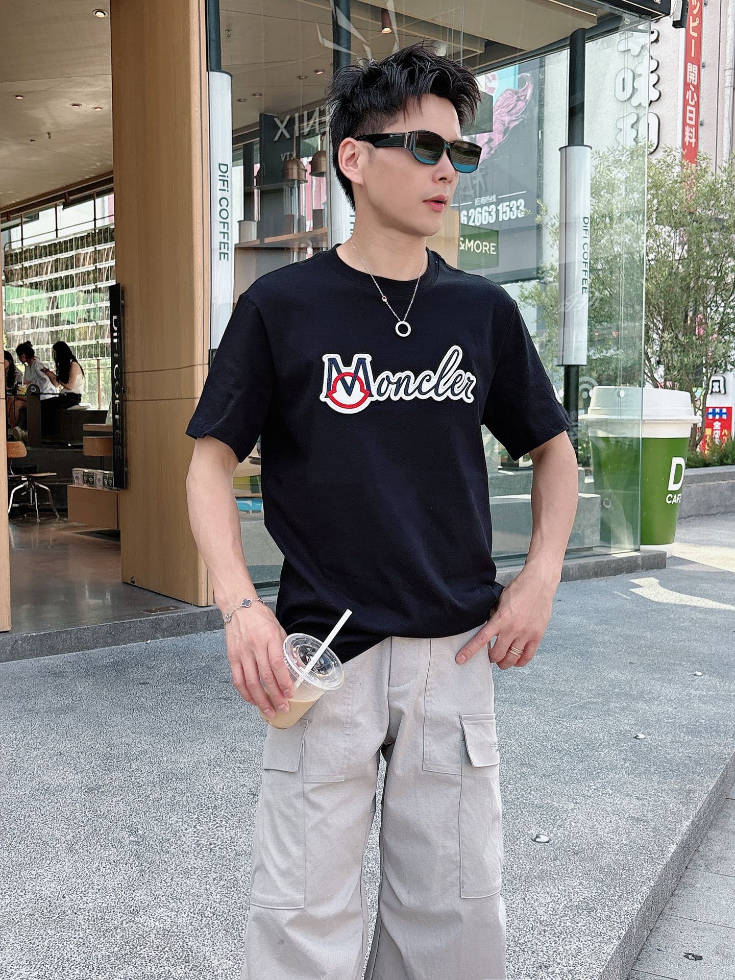 NO:476301,Moncler 25SS spring and summer new style first-time counter latest short-sleeved round-neck T-shirt, high-end customization, avant-garde and fashionable design!  Brand logo heavy craft design, high-end custom fabric, soft feel, comfortable to wear, imported high-end fabrics are very delicate, the details and craftsmanship are exquisite, the counter-level exquisite car line, fine workmanship, extremely shaping, can be matched with any fashion, super good style, a must-have item for trendy men Color white and black Size S-XXL Size reference S-Size shoulder width 45 bust 101 length 68 M-Size shoulder width 46 bust 105 long 70 L-Size shoulder width 47 bust 109 long 72 XL-Size shoulder width 48 bust 113 long 74 XXL-Size shoulder width 49 bust 117 long 76, T-shirt,tees,t-shirt,alexander wang19860909蒙*Moncler 25SS春夏新款首发专柜最新款短袖圆领T恤 高端订制 设计前卫时尚！品牌logo重工艺设计,高端定制面料,手感柔软,穿着舒适,客供进口高档面料质感非常细腻,细节工艺精湛考究,专柜级别精致车线,做工精细,塑造性极高的一款单品,任何时装都可以搭配,版型超级好,潮男必备单品 颜色白色、黑色 尺码S-XXL 尺寸参考 S码肩宽45胸围101衣长68 M码肩宽46胸围105衣长70 L码肩宽47胸围109衣长72 XL码肩宽48胸围113衣长74 XXL码肩宽49胸围117衣长76,,T-shirt,tees，t-shirt,alexander wang,Men's clothing