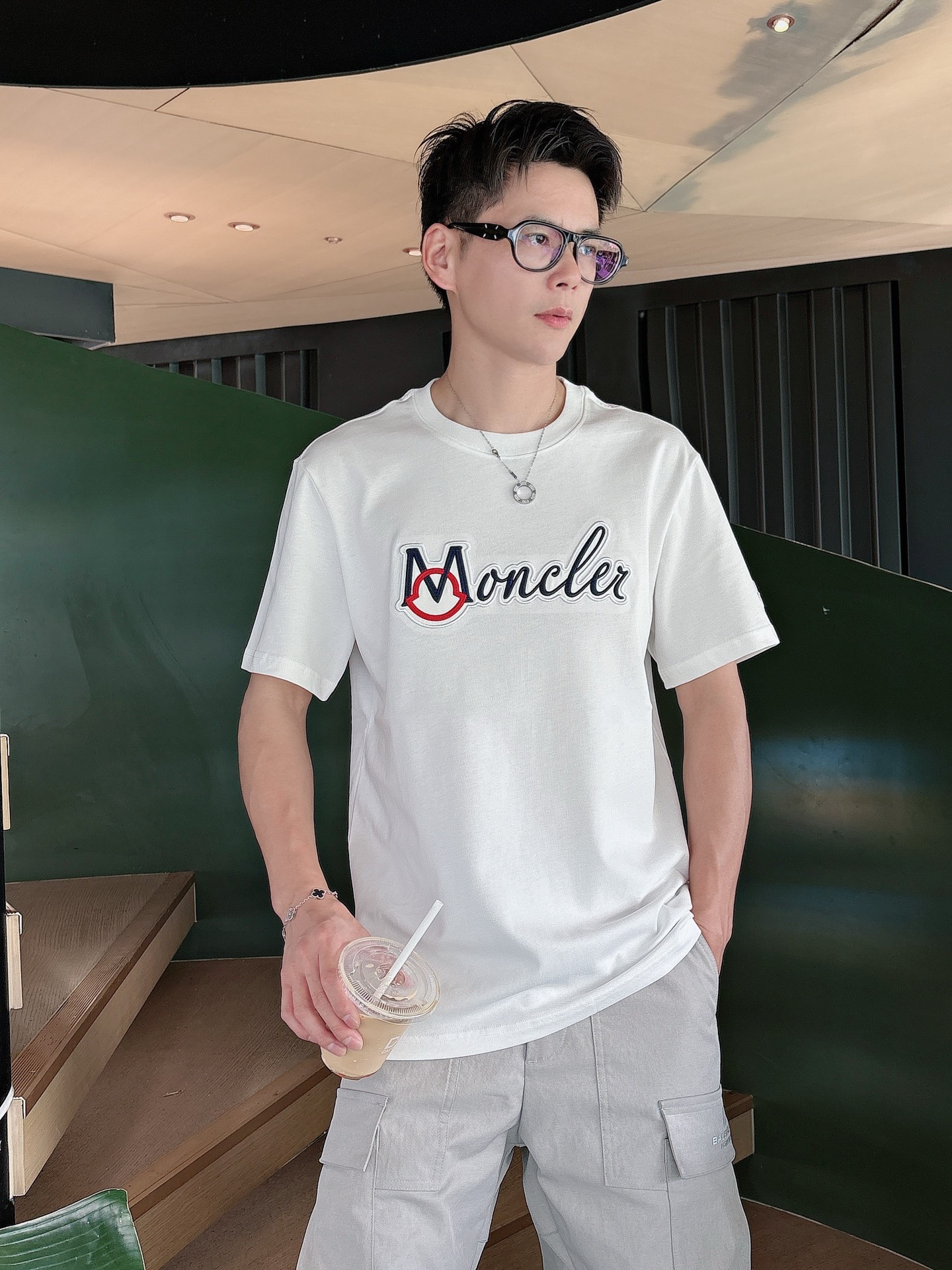 NO:413378,Moncler 25ss Spring and Summer New First-Open Counter Latest Short Sleeve Round Neck T-shirt High-end Customized Design Avant-garde and Fashionable!  Brand logo heavy craft design, high-end customized 240g fabric, soft feel, comfortable to wear, counter-level exquisite car line. Color black and white. S-2XL, T-shirt,tees, t-shirt,alexander wang19860909蒙*Moncler 25ss春夏新款首发专柜最新款短袖圆领T恤 高端订制 设计前卫时尚！品牌logo重工艺设计 高端定制240克面料.手感柔软.穿着舒适.专柜级别精致车线.颜色黑色.白色.码数S-2XL,,T-shirt,tees，t-shirt,alexander wang,Men's clothing