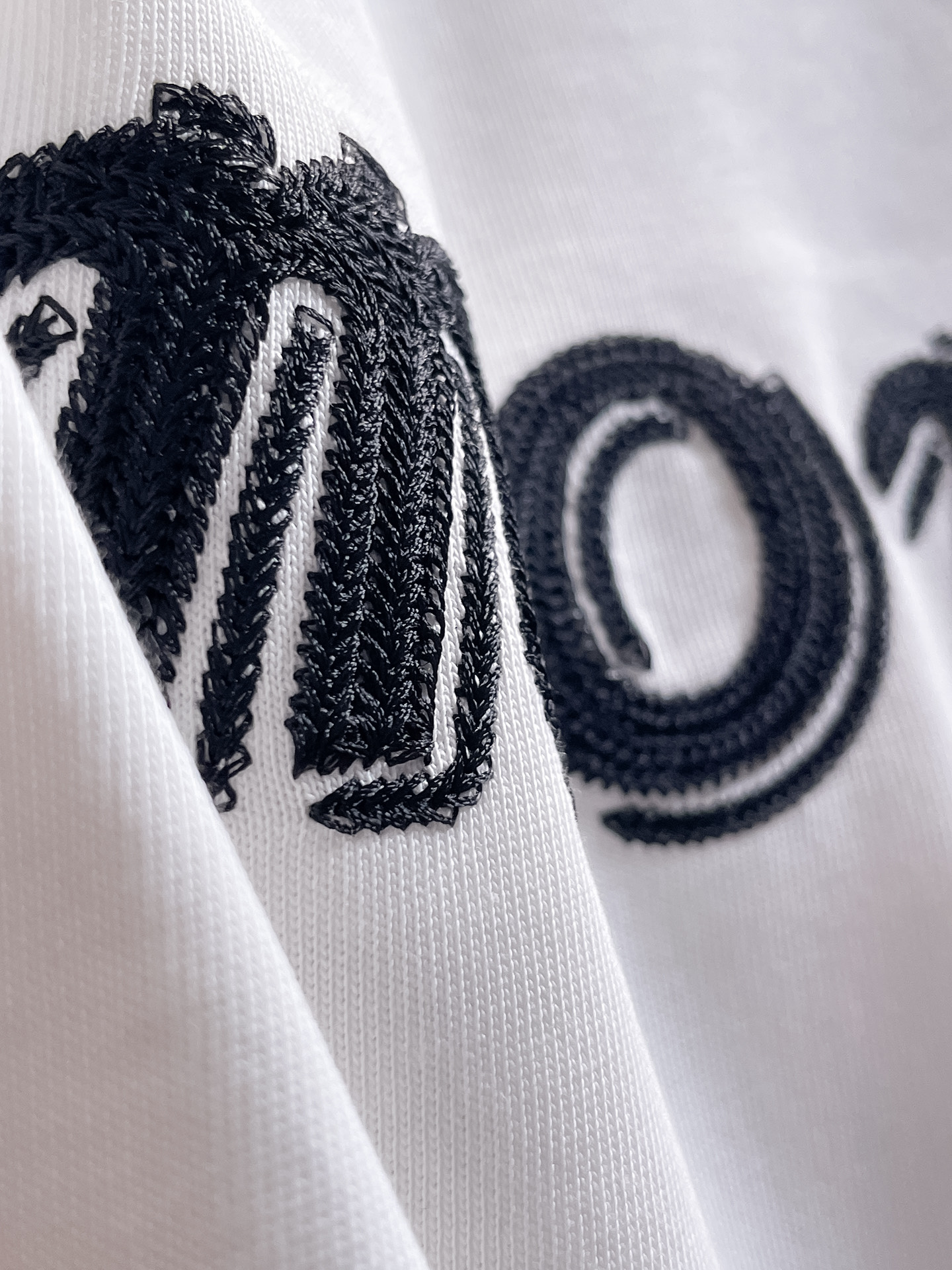P150 蒙*Moncler 25ss春夏新款首发专柜最新款短袖圆领T恤 高端订制 设计前卫时尚！品牌logo重工艺设计 高端定制240克面料.手感柔软.穿着舒适.专柜级别精致车线.颜色：黑色。白色。码数：S-2XL   