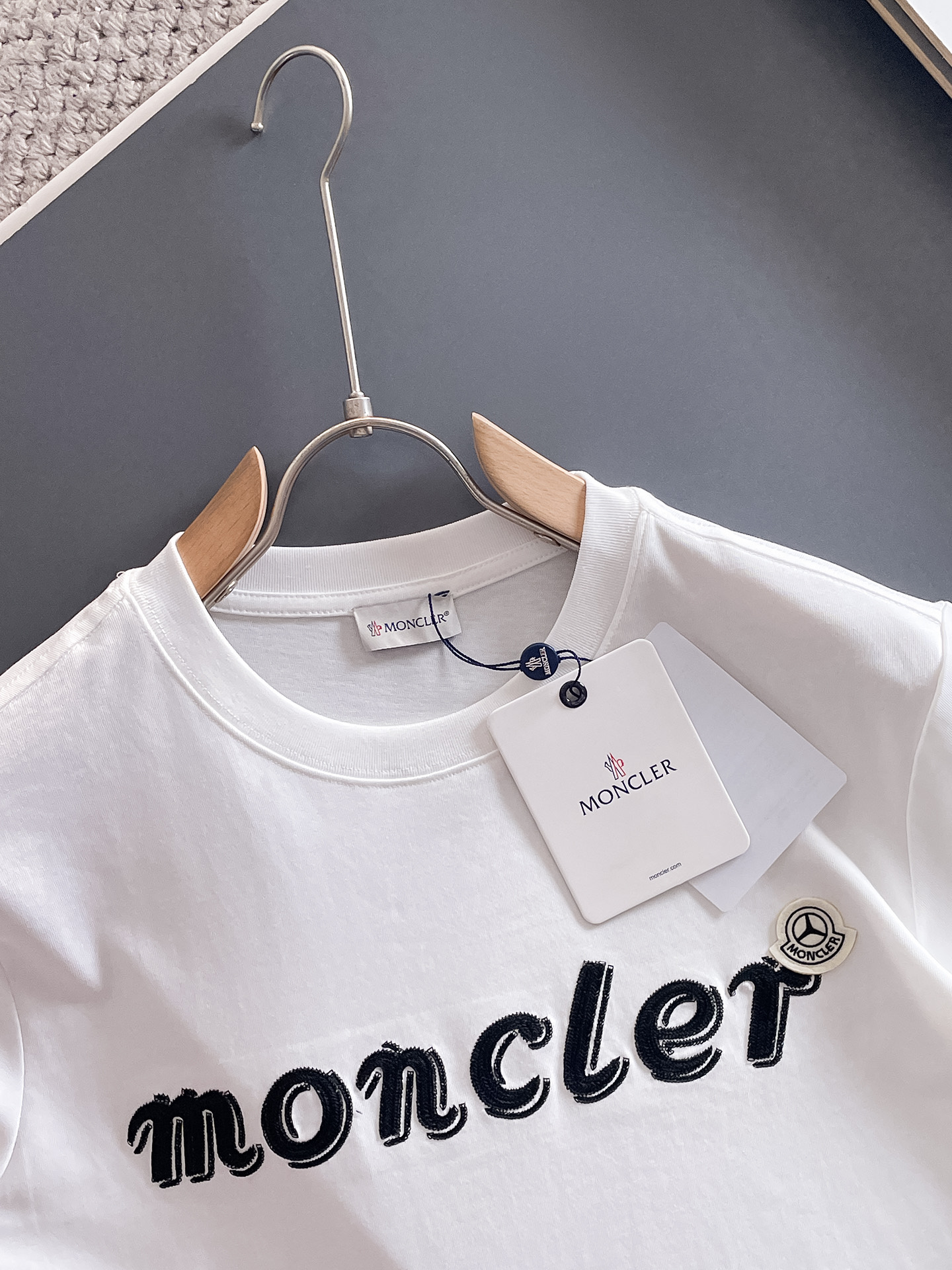 P150 蒙*Moncler 25ss春夏新款首发专柜最新款短袖圆领T恤 高端订制 设计前卫时尚！品牌logo重工艺设计 高端定制240克面料.手感柔软.穿着舒适.专柜级别精致车线.颜色：黑色。白色。码数：S-2XL   