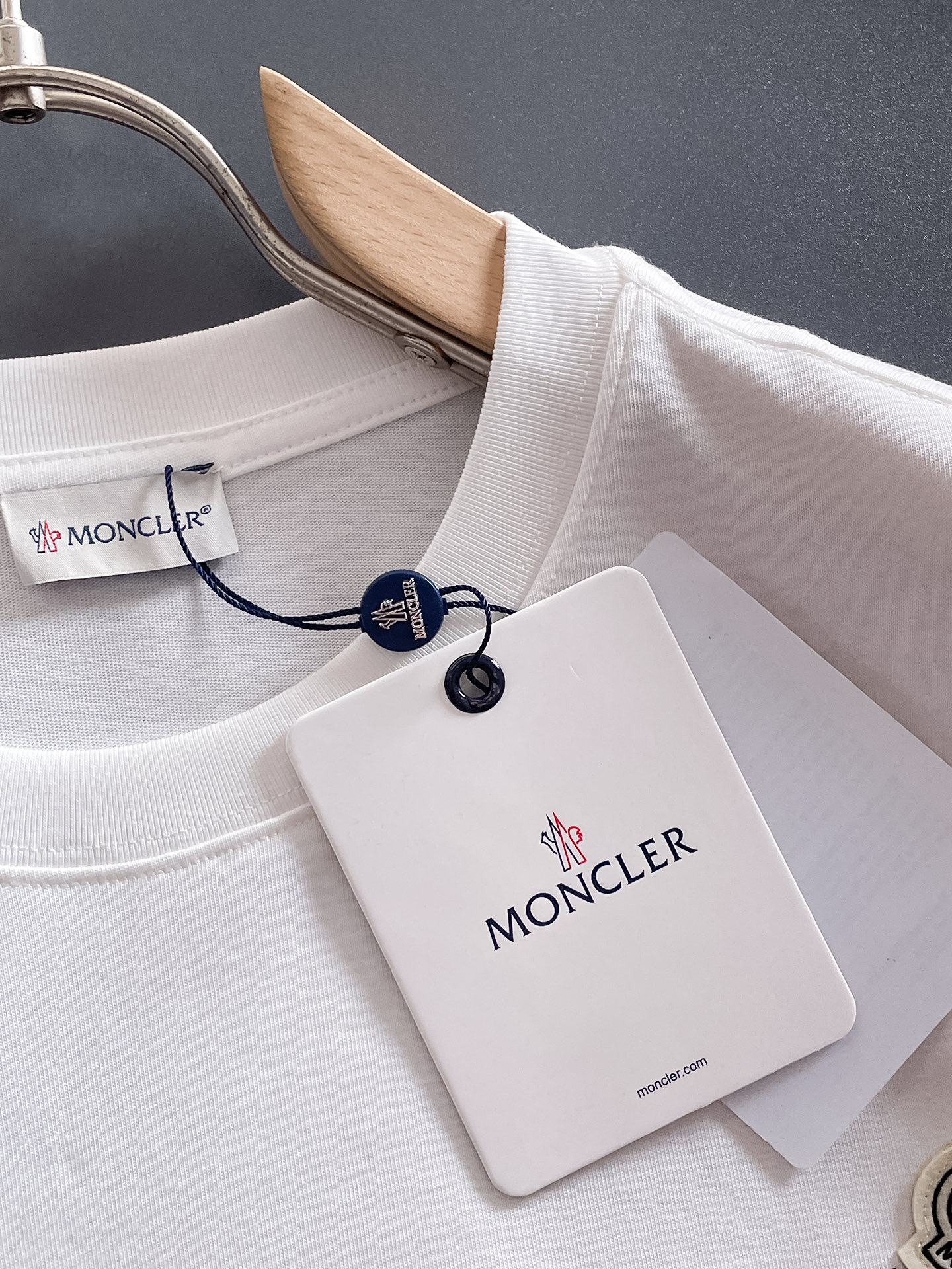 P150 蒙*Moncler 25ss春夏新款首发专柜最新款短袖圆领T恤 高端订制 设计前卫时尚！品牌logo重工艺设计 高端定制240克面料.手感柔软.穿着舒适.专柜级别精致车线.颜色：黑色。白色。码数：S-2XL   