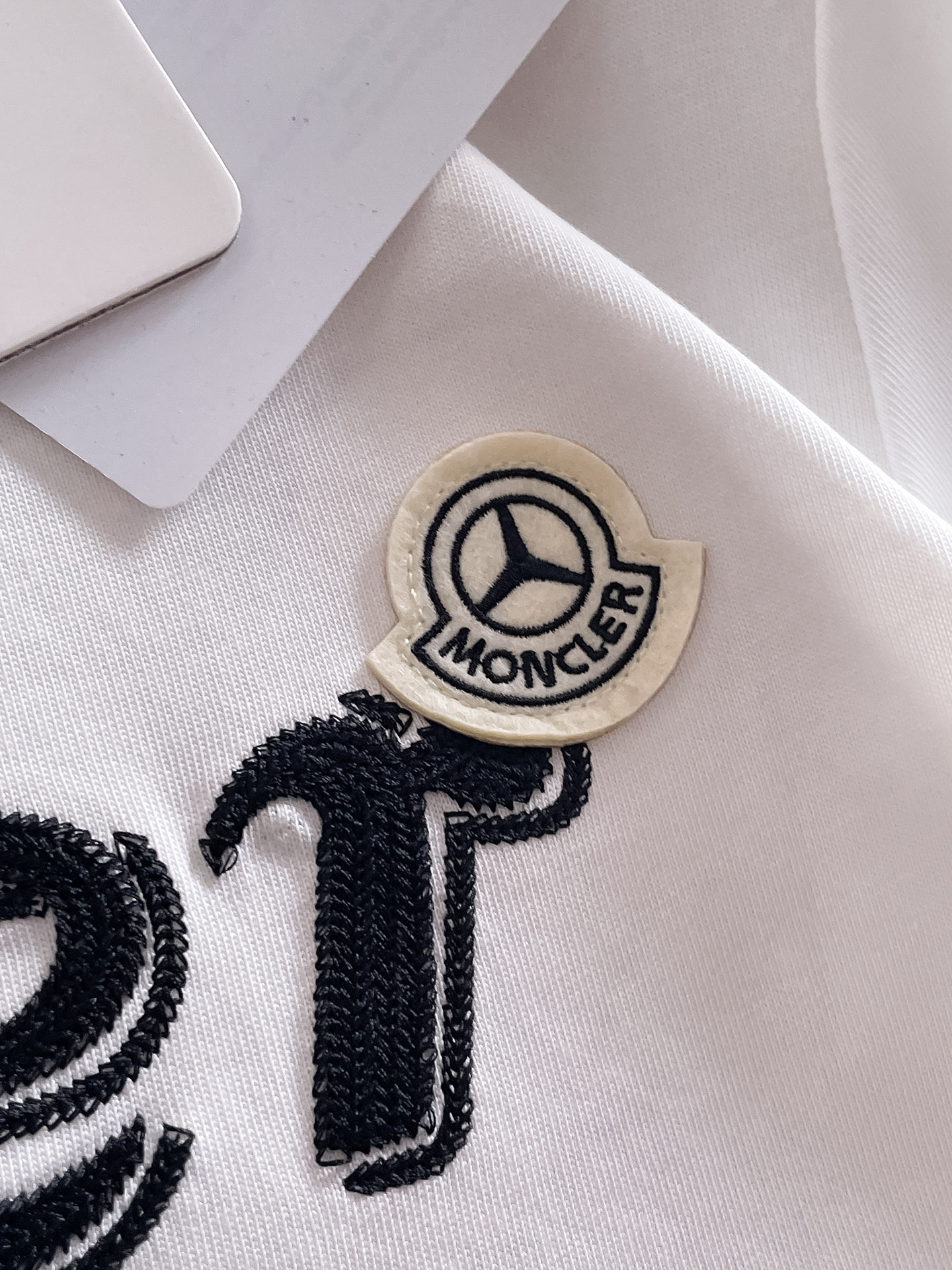 P150 蒙*Moncler 25ss春夏新款首发专柜最新款短袖圆领T恤 高端订制 设计前卫时尚！品牌logo重工艺设计 高端定制240克面料.手感柔软.穿着舒适.专柜级别精致车线.颜色：黑色。白色。码数：S-2XL   
