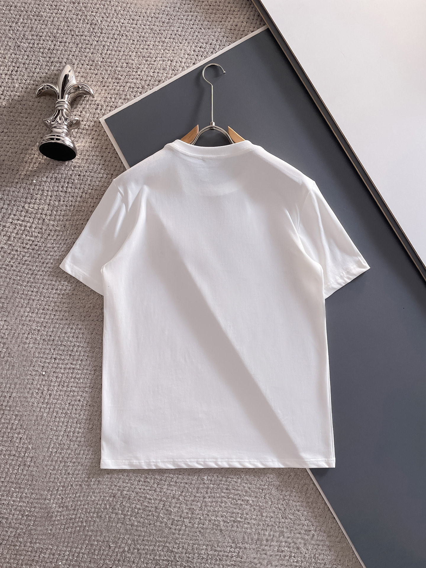 P150 蒙*Moncler 25ss春夏新款首发专柜最新款短袖圆领T恤 高端订制 设计前卫时尚！品牌logo重工艺设计 高端定制240克面料.手感柔软.穿着舒适.专柜级别精致车线.颜色：黑色。白色。码数：S-2XL   