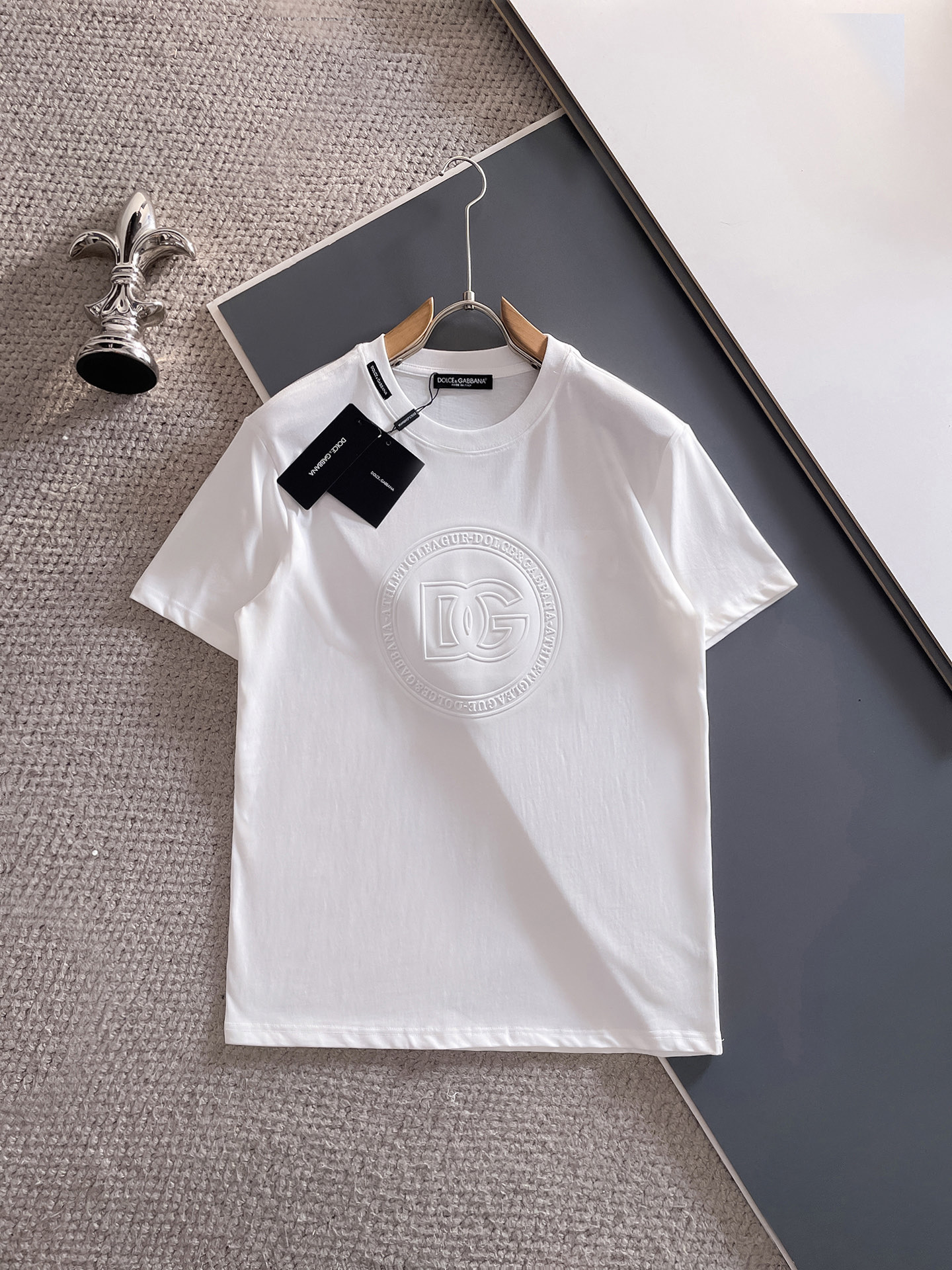 NO:491976,Dolce & Gabban*D&G 25SS spring and summer new style first-time counter latest short-sleeved round-neck T-shirt, high-end customization, avant-garde and fashionable design!  Brand logo heavy craft design, high-end custom fabric, soft feel, comfortable to wear, imported high-end fabrics are very delicate, the details are exquisite and exquisite, the counter-level exquisite car line, fine workmanship, extremely shaping item, any fashion can be matched with, the style is super good. The must-have item for trendy men. Color white and black Size S-XXL Size reference S-Shoulder width 45 bust 101 length 68 M size shoulder width 46 bust 105 long 70 L size shoulder width 47 bust 109 long 72 XL size shoulder width 48 bust 113 long 74 XXL size shoulder width 49 bust 117 long 76, Dolce & Gabbana, Dolce & Gabbana, T-shirt,tees, t-shirt,alexander wang19860909杜嘉班*D&G 25SS春夏新款首发专柜最新款短袖圆领T恤 高端订制 设计前卫时尚！品牌logo重工艺设计,高端定制面料,手感柔软,穿着舒适,客供进口高档面料质感非常细腻,细节工艺精湛考究,专柜级别精致车线,做工精细,塑造性极高的一款单品,任何时装都可以搭配,版型超级好 潮男必备单品 颜色白色、黑色 尺码S-XXL 尺寸参考 S码肩宽45胸围101衣长68 M码肩宽46胸围105衣长70 L码肩宽47胸围109衣长72 XL码肩宽48胸围113衣长74 XXL码肩宽49胸围117衣长76,,Dolce&Gabbana,Dolce&Gabbana,T-shirt,tees，t-shirt,alexander wang,Men's clothing