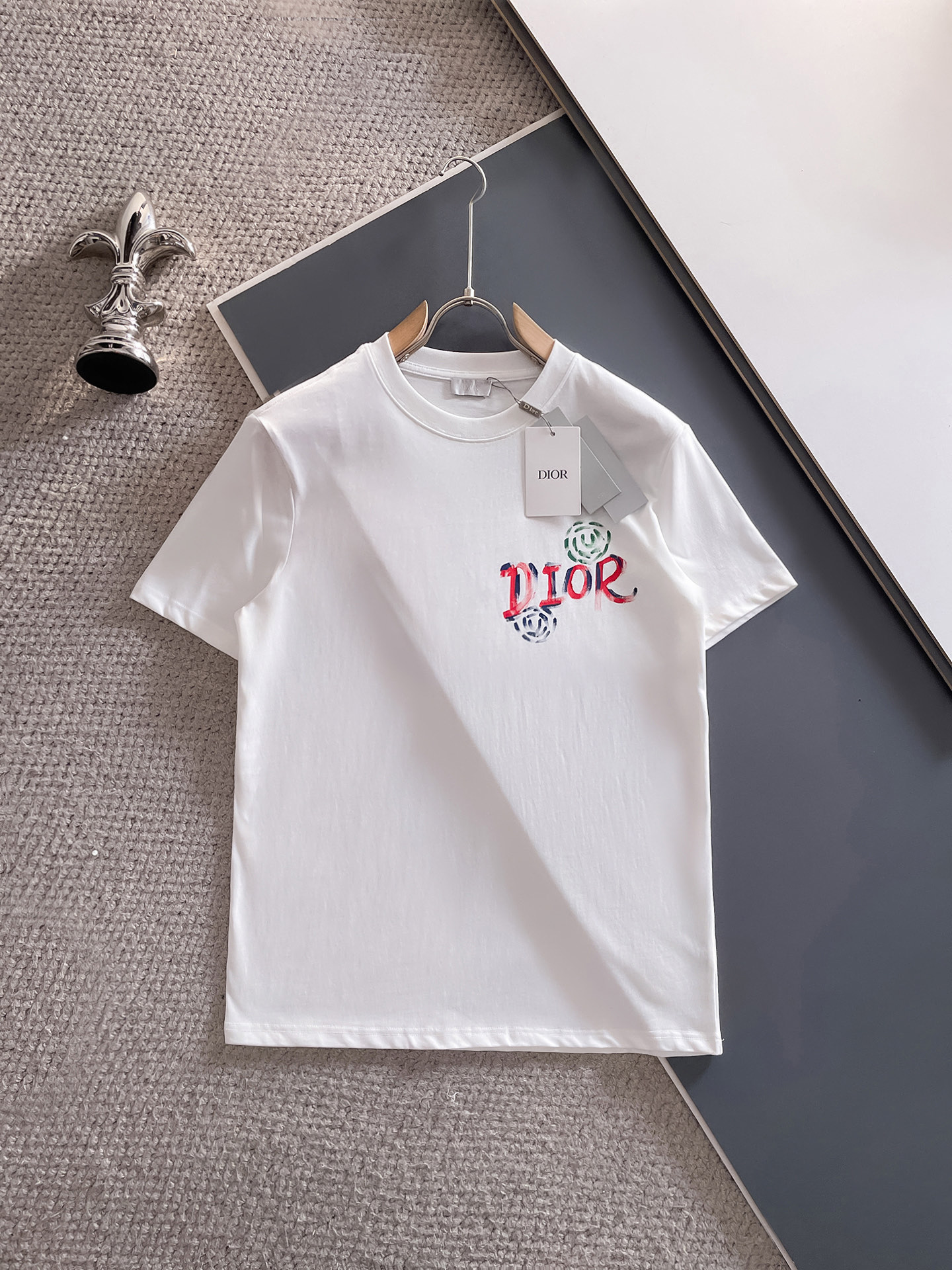 NO:491969,Di*DIOR 25SS spring and summer new style first-time counter latest short-sleeved round neck T-shirt, hand-painted high-end customization, avant-garde and fashionable design!  Brand logo heavy craft design, high-end custom fabric, soft feel, comfortable to wear, imported high-end fabrics are very delicate, the details are exquisite and exquisite, the counter-level exquisite car line, fine workmanship, extremely shaping item, any fashion can be matched with, the style is super good. A must-have item for trendy men. Color white and black Size S-XXL Size reference S-Size shoulder width 45 bust 101 length 68 M-Size shoulder width 46 bust 105 long 70 L-Size shoulder width 47 bust 109 long 72 XL-Size shoulder width 48 bust 113 long 74 XXL-Size shoulder width 49 bust 117 long 76,,dior,T-shirt,tees,t-shirt,alexander wang19860909迪*DIOR 25SS春夏新款首发专柜最新款短袖圆领T恤 手绘高端订制 设计前卫时尚！品牌logo重工艺设计,高端定制面料,手感柔软,穿着舒适,客供进口高档面料质感非常细腻,细节工艺精湛考究,专柜级别精致车线,做工精细,塑造性极高的一款单品,任何时装都可以搭配,版型超级好 潮男必备单品 颜色白色、黑色 尺码S-XXL 尺寸参考 S码肩宽45胸围101衣长68 M码肩宽46胸围105衣长70 L码肩宽47胸围109衣长72 XL码肩宽48胸围113衣长74 XXL码肩宽49胸围117衣长76,,dior,T-shirt,tees，t-shirt,alexander wang,Men's clothing