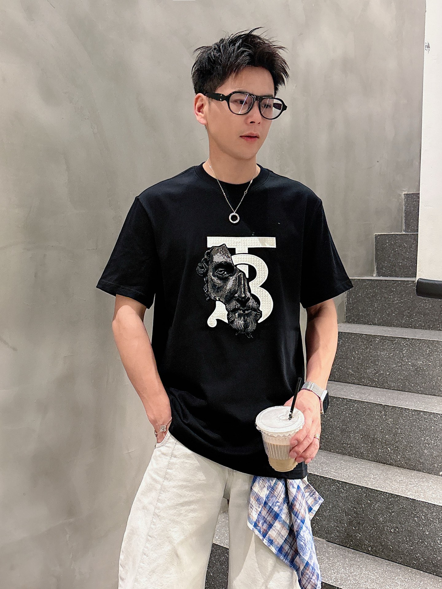 NO:476346,Burberry 25SS spring and summer new style first-time counter latest short-sleeved round-neck T-shirt, high-end customization, avant-garde and fashionable design!  Brand logo heavy craft design, high-end custom fabric, soft feel, comfortable to wear, imported high-end fabrics are very delicate texture, exquisite details and exquisite craftsmanship, exquisite counter-level car lines, fine workmanship, and extremely shaping items, can be matched with any fashion, super good style, a must-have item for trendy men. Color white and black Size S-XXL Size reference S-Size shoulder width 45 bust 101 length 68 M Size shoulder width 46 bust 105 long 70 L Size shoulder width 47 bust 109 long 72 XL Size shoulder width 48 bust 113 long 74 XXL Size shoulder width 49 bust 117 long 76, burberry, burberry, T-shirt,tees, t-shirt,alexander wang19860909巴宝*Burberry 25SS春夏新款首发专柜最新款短袖圆领T恤 高端订制 设计前卫时尚！品牌logo重工艺设计,高端定制面料,手感柔软,穿着舒适,客供进口高档面料质感非常细腻,细节工艺精湛考究,专柜级别精致车线,做工精细,塑造性极高的一款单品,任何时装都可以搭配,版型超级好,潮男必备单品. 颜色白色、黑色 尺码S-XXL 尺寸参考 S码肩宽45胸围101衣长68 M码肩宽46胸围105衣长70 L码肩宽47胸围109衣长72 XL码肩宽48胸围113衣长74 XXL码肩宽49胸围117衣长76,,burberry,burberry,T-shirt,tees，t-shirt,alexander wang,Men's clothing