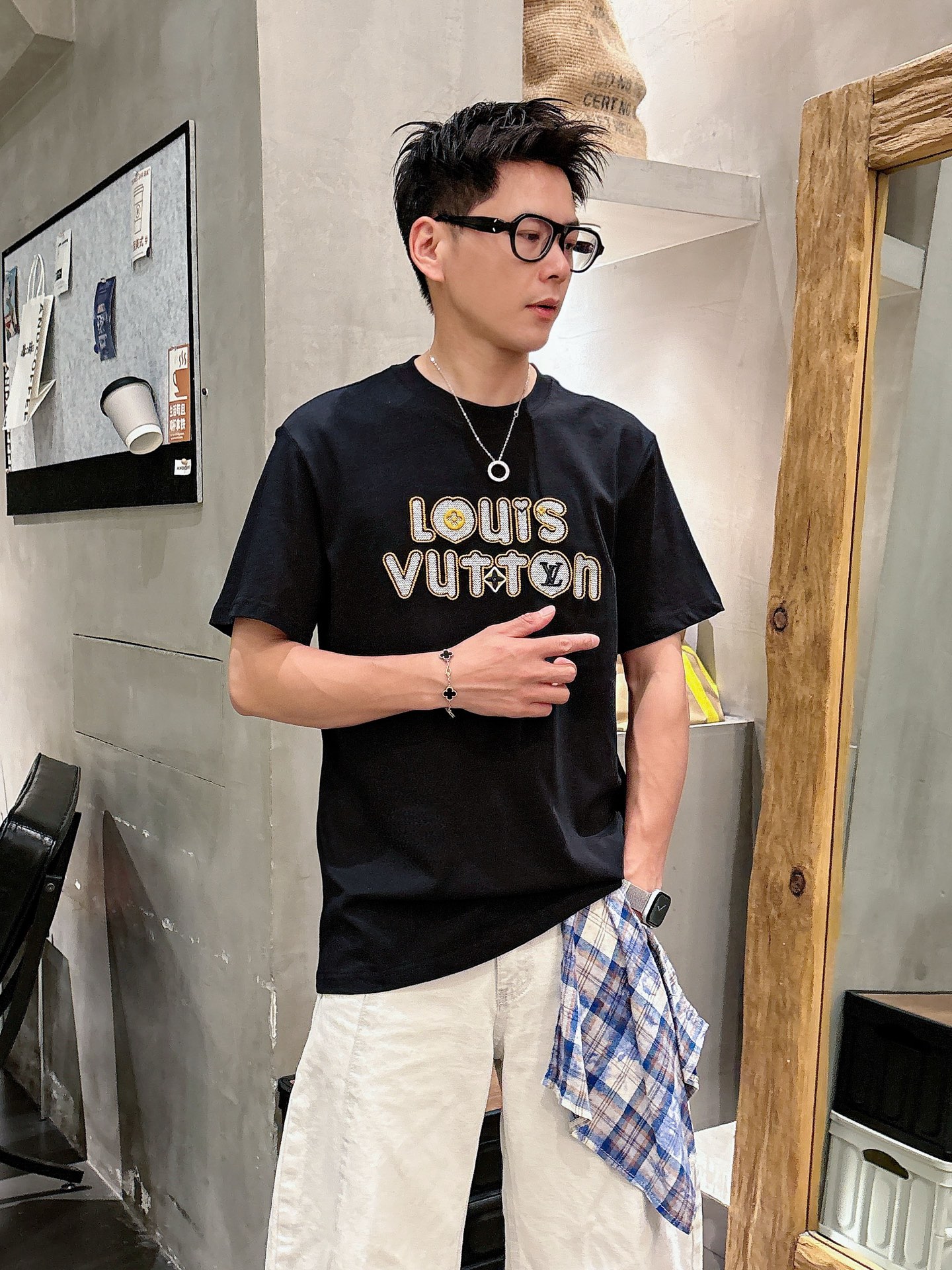 NO:476341,Louisville*1V 25SS spring and summer new model first-time counter latest short-sleeved round-neck T-shirt, high-end customization, avant-garde and fashionable design!  Brand logo heavy craft design, high-end custom fabric, soft feel, comfortable to wear, imported high-end fabrics are very delicate, the details are exquisite and exquisite, the counter-level exquisite car line, fine workmanship, extremely shaping, can be matched with any fashion, super good style, a must-have item for trendy men Color white and black Size S-XXL Size reference S-Size shoulder width 45 bust 101 length 68 M-Size shoulder width 46 bust 105 long 70 L-Size shoulder width 47 bust 109 long 72 XL-Size shoulder width 48 bust 113 long 74 XXL-Size shoulder width 49 bust 117 long 76, louis vuitton, T-shirt,tees, t-shirt,alexander wang19860909路易威*1V 25SS春夏新款首发专柜最新款短袖圆领T恤 高端订制 设计前卫时尚！品牌logo重工艺设计,高端定制面料,手感柔软,穿着舒适,客供进口高档面料质感非常细腻,细节工艺精湛考究,专柜级别精致车线,做工精细,塑造性极高的一款单品,任何时装都可以搭配,版型超级好,潮男必备单品 颜色白色、黑色 尺码S-XXL 尺寸参考 S码肩宽45胸围101衣长68 M码肩宽46胸围105衣长70 L码肩宽47胸围109衣长72 XL码肩宽48胸围113衣长74 XXL码肩宽49胸围117衣长76,,louis vuitton,T-shirt,tees，t-shirt,alexander wang,Men's clothing