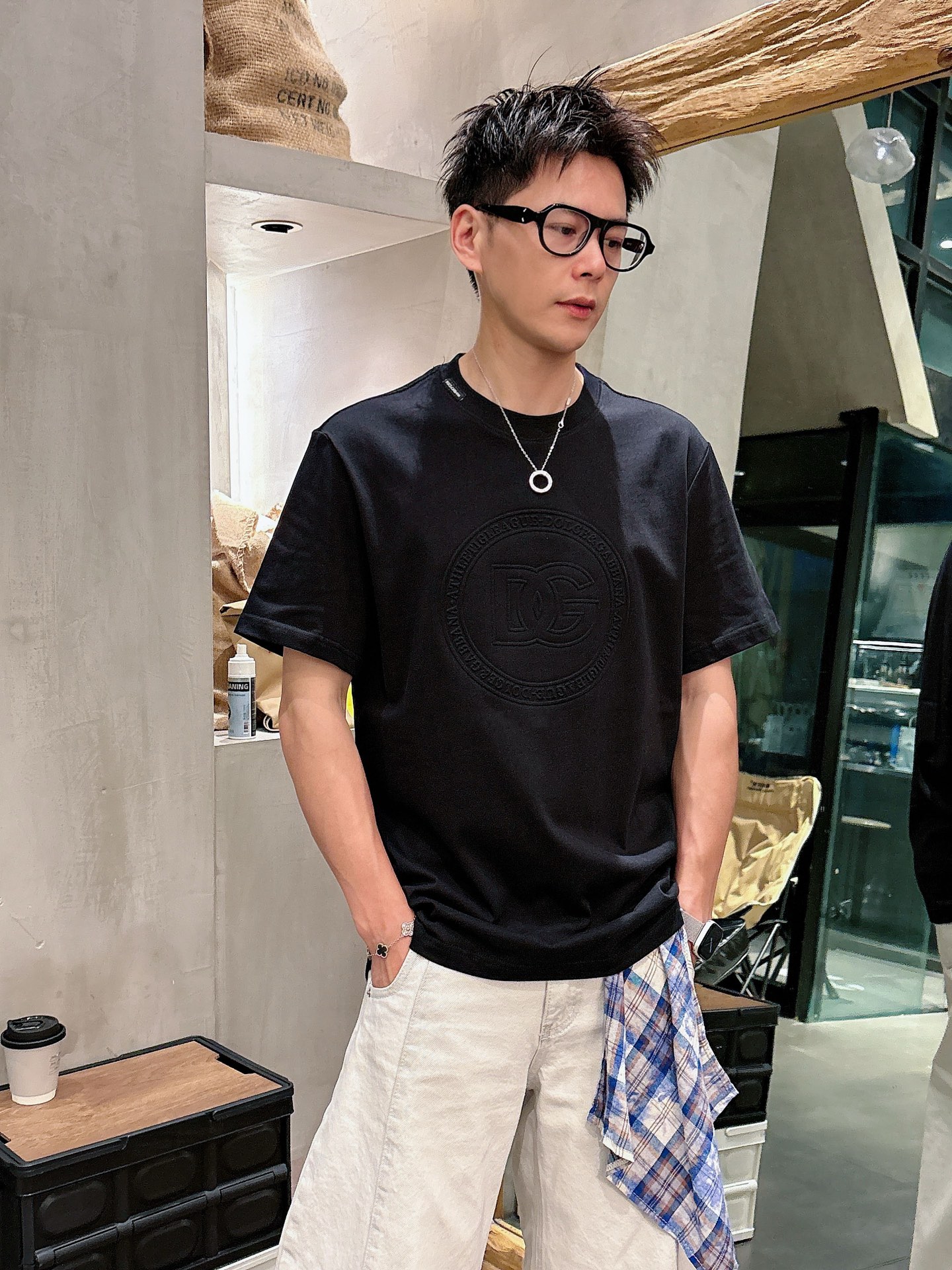 NO:476313,Dolce & Gabban*D&G 25SS spring and summer new style first-time counter latest short-sleeved round-neck T-shirt, high-end customization, avant-garde and fashionable design!  Brand logo heavy craft design, high-end custom fabric, soft feel, comfortable to wear, imported high-end fabrics are very delicate, the details are exquisite and exquisite, the counter-level exquisite car line, fine workmanship, extremely shaping item, any fashion can be matched with, the style is super good. The must-have item for trendy men. Color white and black Size S-XXL Size reference S-Shoulder width 45 bust 101 length 68 M size shoulder width 46 bust 105 long 70 L size shoulder width 47 bust 109 long 72 XL size shoulder width 48 bust 113 long 74 XXL size shoulder width 49 bust 117 long 76, Dolce & Gabbana, Dolce & Gabbana, T-shirt,tees, t-shirt,alexander wang19860909杜嘉班*D&G 25SS春夏新款首发专柜最新款短袖圆领T恤 高端订制 设计前卫时尚！品牌logo重工艺设计,高端定制面料,手感柔软,穿着舒适,客供进口高档面料质感非常细腻,细节工艺精湛考究,专柜级别精致车线,做工精细,塑造性极高的一款单品,任何时装都可以搭配,版型超级好 潮男必备单品 颜色白色、黑色 尺码S-XXL 尺寸参考 S码肩宽45胸围101衣长68 M码肩宽46胸围105衣长70 L码肩宽47胸围109衣长72 XL码肩宽48胸围113衣长74 XXL码肩宽49胸围117衣长76,,Dolce&Gabbana,Dolce&Gabbana,T-shirt,tees，t-shirt,alexander wang,Men's clothing