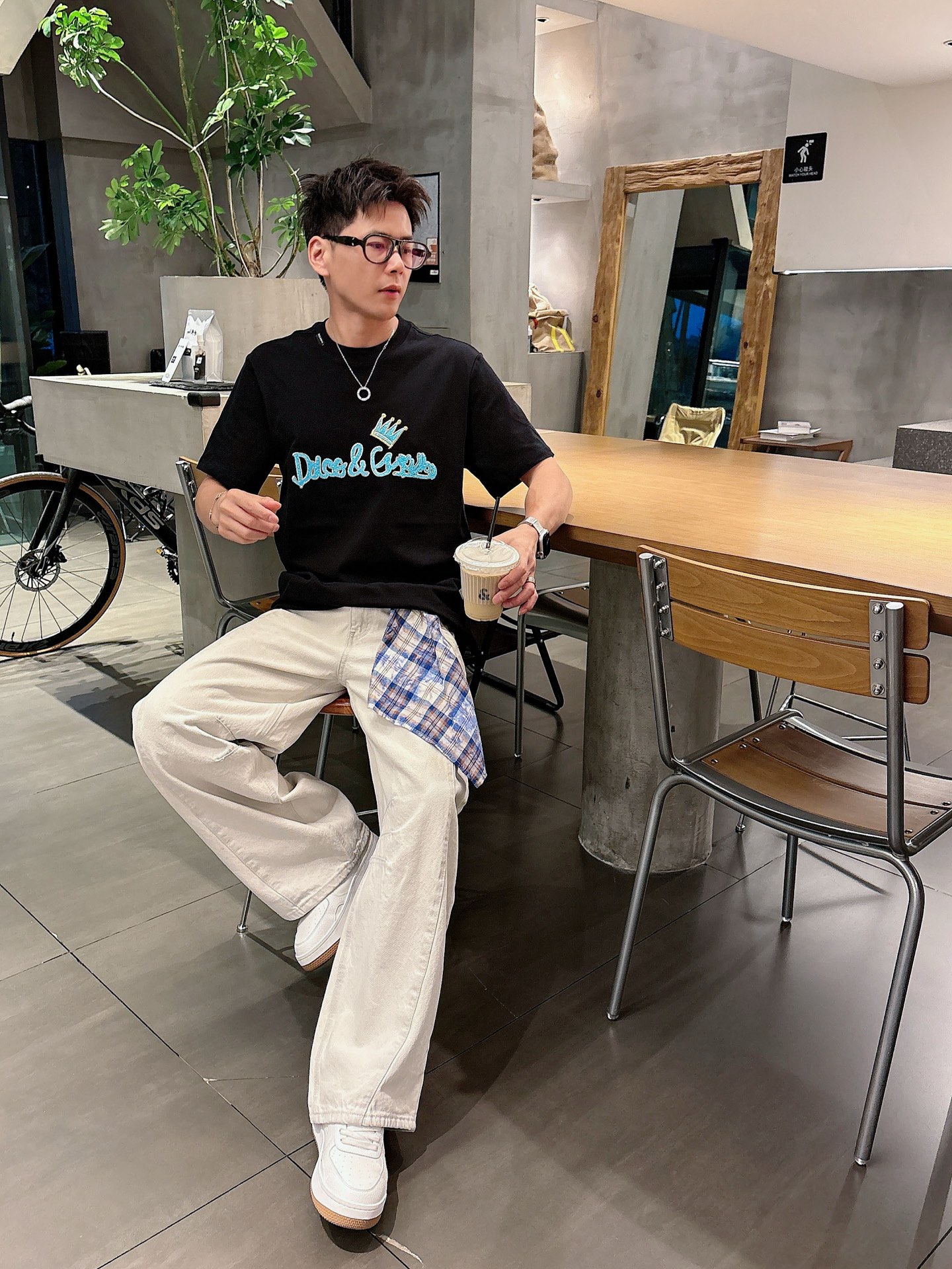 NO:476325,Dolce & Gabban*D&G 25SS spring and summer new style first-time counter latest short-sleeved round-neck T-shirt, high-end customization, avant-garde and fashionable design!  Brand logo heavy craft design, high-end custom fabric, soft feel, comfortable to wear, imported high-end fabrics are very delicate, the details are exquisite and exquisite, the counter-level exquisite car line, fine workmanship, extremely shaping item, any fashion can be matched with, the style is super good. The must-have item for trendy men. Color white and black Size S-XXL Size reference S-Shoulder width 45 bust 101 length 68 M size shoulder width 46 bust 105 long 70 L size shoulder width 47 bust 109 long 72 XL size shoulder width 48 bust 113 long 74 XXL size shoulder width 49 bust 117 long 76, Dolce & Gabbana, Dolce & Gabbana, T-shirt,tees, t-shirt,alexander wang19860909杜嘉班*D&G 25SS春夏新款首发专柜最新款短袖圆领T恤 高端订制 设计前卫时尚！品牌logo重工艺设计,高端定制面料,手感柔软,穿着舒适,客供进口高档面料质感非常细腻,细节工艺精湛考究,专柜级别精致车线,做工精细,塑造性极高的一款单品,任何时装都可以搭配,版型超级好 潮男必备单品 颜色白色、黑色 尺码S-XXL 尺寸参考 S码肩宽45胸围101衣长68 M码肩宽46胸围105衣长70 L码肩宽47胸围109衣长72 XL码肩宽48胸围113衣长74 XXL码肩宽49胸围117衣长76,,Dolce&Gabbana,Dolce&Gabbana,T-shirt,tees，t-shirt,alexander wang,Men's clothing