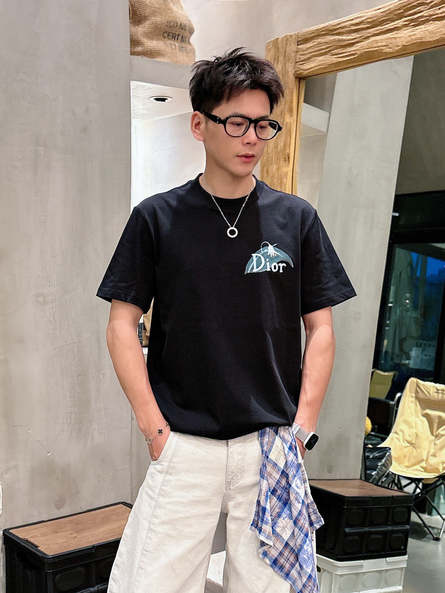 NO:476319,Di*DIOR 25SS spring and summer new style first-time counter latest short-sleeved round neck T-shirt, hand-painted high-end customization, avant-garde and fashionable design!  Brand logo heavy craft design, high-end custom fabric, soft feel, comfortable to wear, imported high-end fabrics are very delicate, the details are exquisite and exquisite, the counter-level exquisite car line, fine workmanship, extremely shaping item, any fashion can be matched with, the style is super good. A must-have item for trendy men. Color white and black Size S-XXL Size reference S-Size shoulder width 45 bust 101 length 68 M-Size shoulder width 46 bust 105 long 70 L-Size shoulder width 47 bust 109 long 72 XL-Size shoulder width 48 bust 113 long 74 XXL-Size shoulder width 49 bust 117 long 76,,dior,T-shirt,tees,t-shirt,alexander wang19860909迪*DIOR 25SS春夏新款首发专柜最新款短袖圆领T恤 手绘高端订制 设计前卫时尚！品牌logo重工艺设计,高端定制面料,手感柔软,穿着舒适,客供进口高档面料质感非常细腻,细节工艺精湛考究,专柜级别精致车线,做工精细,塑造性极高的一款单品,任何时装都可以搭配,版型超级好 潮男必备单品 颜色白色、黑色 尺码S-XXL 尺寸参考 S码肩宽45胸围101衣长68 M码肩宽46胸围105衣长70 L码肩宽47胸围109衣长72 XL码肩宽48胸围113衣长74 XXL码肩宽49胸围117衣长76,,dior,T-shirt,tees，t-shirt,alexander wang,Men's clothing