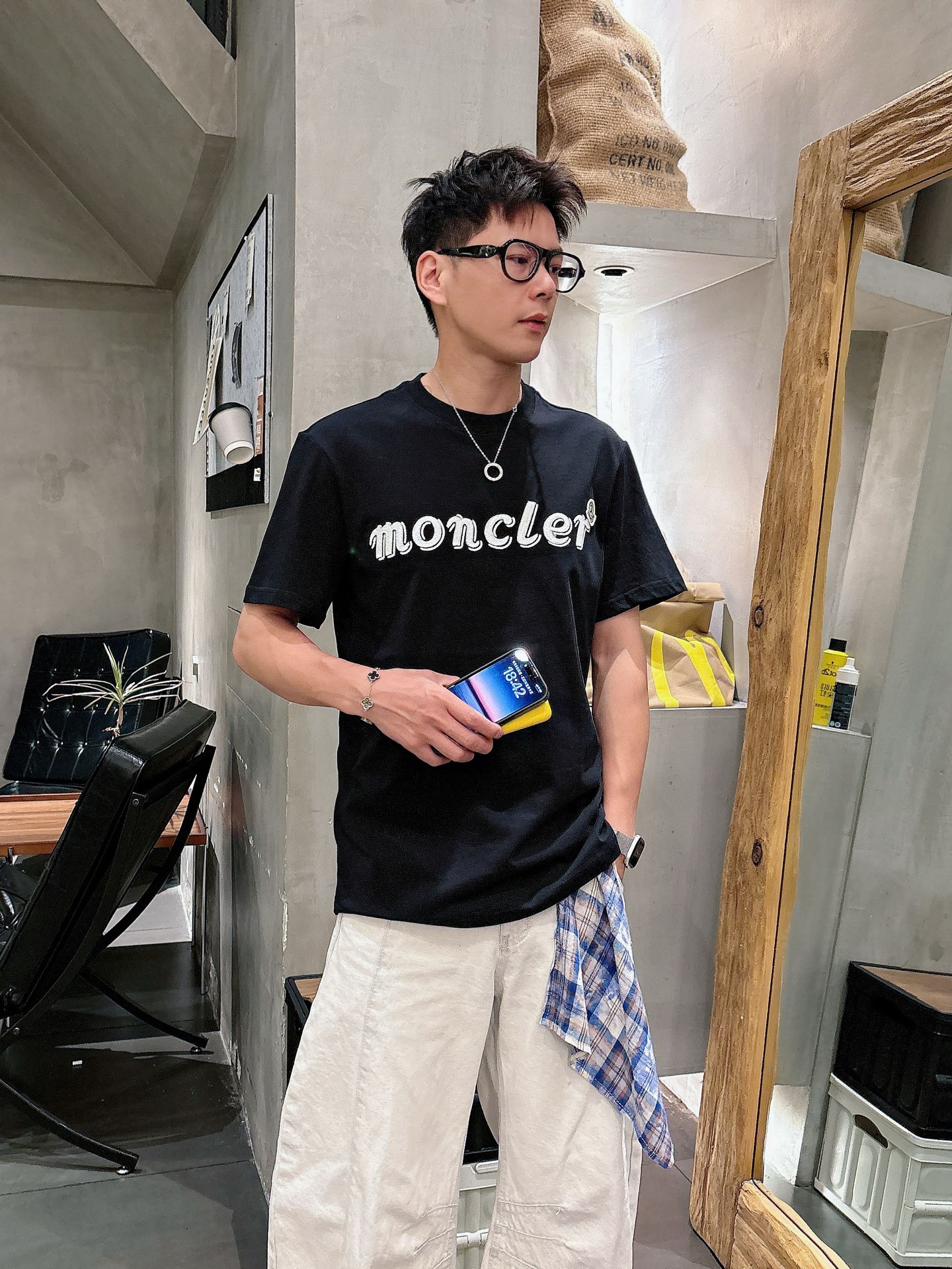 NO:476338,Moncler 25SS spring and summer new style first-time counter latest short-sleeved round-neck T-shirt, high-end customization, avant-garde and fashionable design!  Brand logo heavy craft design, high-end custom fabric, soft feel, comfortable to wear, imported high-end fabrics are very delicate, the details and craftsmanship are exquisite, the counter-level exquisite car line, fine workmanship, extremely shaping, can be matched with any fashion, super good style, a must-have item for trendy men Color white and black Size S-XXL Size reference S-Size shoulder width 45 bust 101 length 68 M-Size shoulder width 46 bust 105 long 70 L-Size shoulder width 47 bust 109 long 72 XL-Size shoulder width 48 bust 113 long 74 XXL-Size shoulder width 49 bust 117 long 76, T-shirt,tees,t-shirt,alexander wang19860909蒙*Moncler 25SS春夏新款首发专柜最新款短袖圆领T恤 高端订制 设计前卫时尚！品牌logo重工艺设计,高端定制面料,手感柔软,穿着舒适,客供进口高档面料质感非常细腻,细节工艺精湛考究,专柜级别精致车线,做工精细,塑造性极高的一款单品,任何时装都可以搭配,版型超级好,潮男必备单品 颜色白色、黑色 尺码S-XXL 尺寸参考 S码肩宽45胸围101衣长68 M码肩宽46胸围105衣长70 L码肩宽47胸围109衣长72 XL码肩宽48胸围113衣长74 XXL码肩宽49胸围117衣长76,,T-shirt,tees，t-shirt,alexander wang,Men's clothing