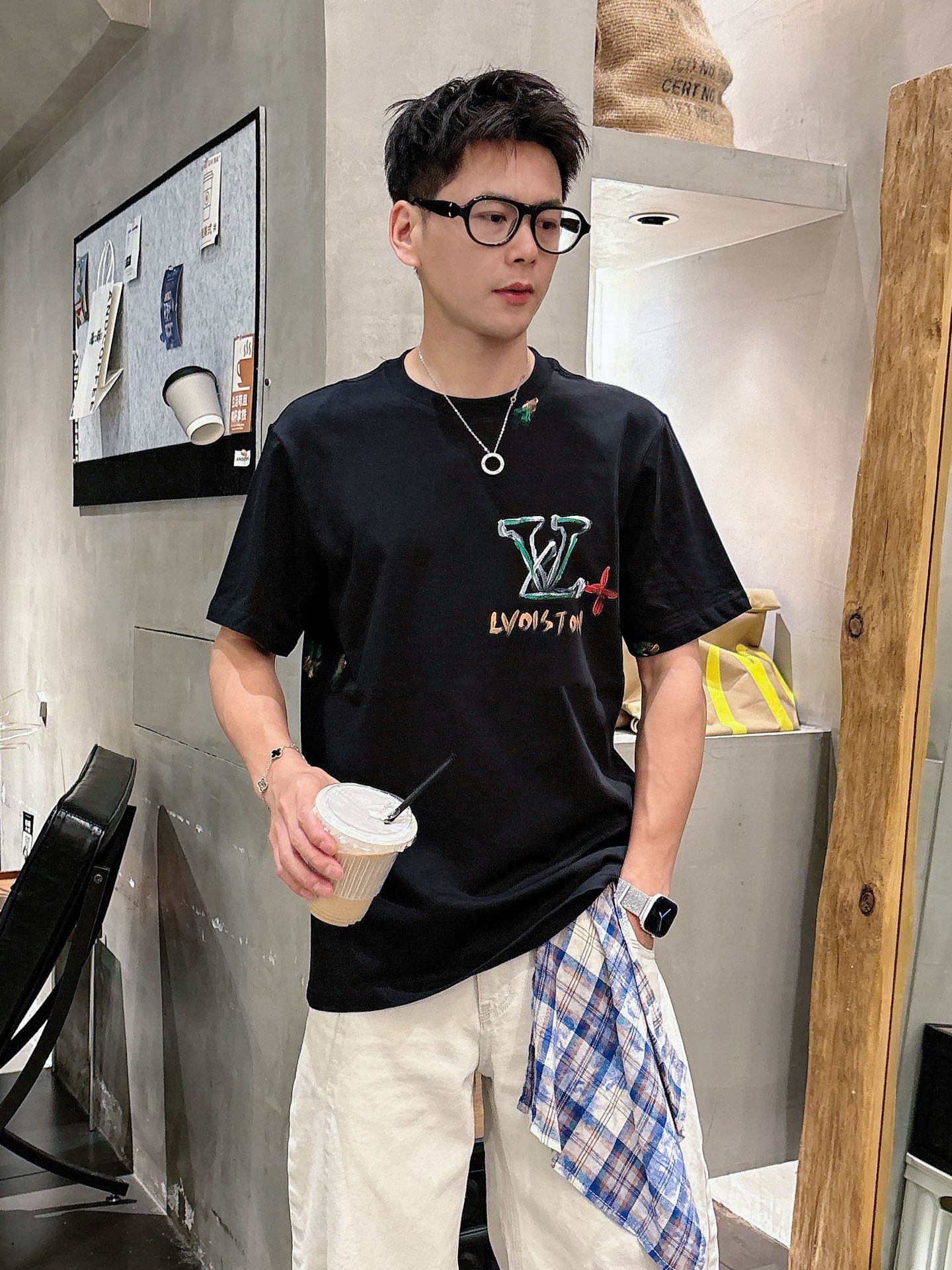 NO:476331,LouisVision*1V 25SS spring and summer new model first-time counter latest short-sleeved round neck T-shirt, hand-painted high-end customization, avant-garde and fashionable design!  Brand logo heavy craft design, high-end custom fabric, soft feel, comfortable to wear, imported high-end fabrics are very delicate, the details are exquisite and exquisite, the counter-level exquisite car line, fine workmanship, extremely shaping, can be matched with any fashion, super good style, a must-have item for trendy men Color white and black Size S-XXL Size reference S-Size shoulder width 45 bust 101 length 68 M-Size shoulder width 46 bust 105 long 70 L-Size shoulder width 47 bust 109 long 72 XL-Size shoulder width 48 bust 113 long 74 XXL-Size shoulder width 49 bust 117 long 76, louis vuitton, T-shirt,tees, t-shirt,alexander wang19860909路易威*1V 25SS春夏新款首发专柜最新款短袖圆领T恤 手绘高端订制 设计前卫时尚！品牌logo重工艺设计,高端定制面料,手感柔软,穿着舒适,客供进口高档面料质感非常细腻,细节工艺精湛考究,专柜级别精致车线,做工精细,塑造性极高的一款单品,任何时装都可以搭配,版型超级好,潮男必备单品 颜色白色、黑色 尺码S-XXL 尺寸参考 S码肩宽45胸围101衣长68 M码肩宽46胸围105衣长70 L码肩宽47胸围109衣长72 XL码肩宽48胸围113衣长74 XXL码肩宽49胸围117衣长76,,louis vuitton,T-shirt,tees，t-shirt,alexander wang,Men's clothing