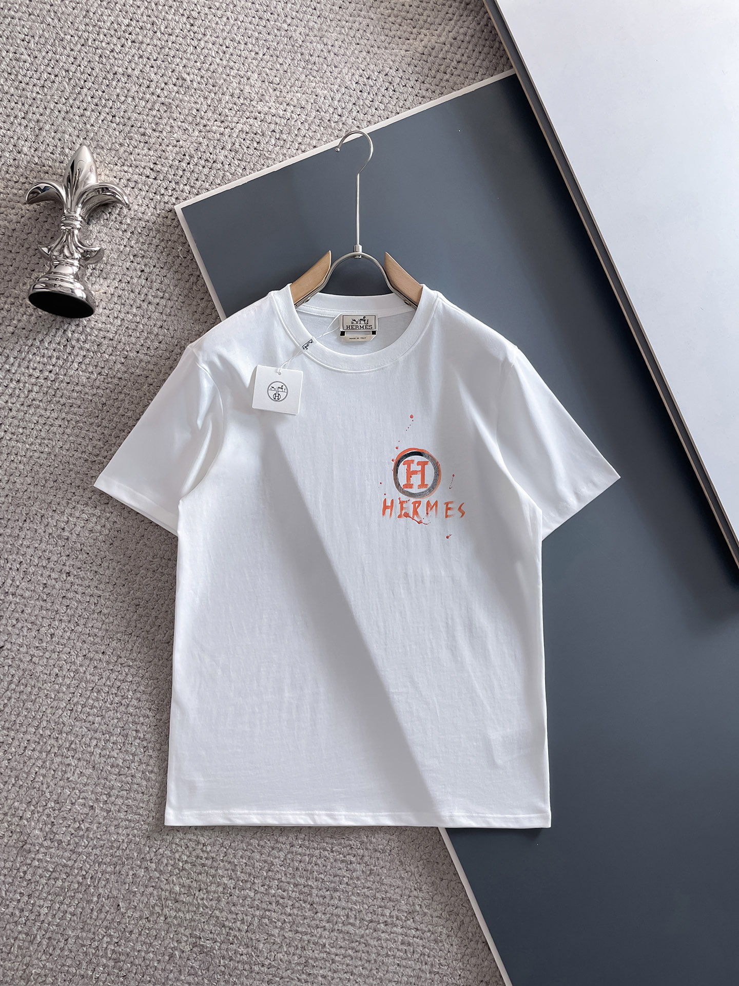 NO:492028,Aima*Hermes 25SS spring and summer new style first-time counter latest short-sleeved round neck T-shirt, hand-painted high-end customization, avant-garde and fashionable design!  Brand logo heavy craft design, high-end custom fabric, soft feel, comfortable to wear, imported high-end fabrics are very delicate, the details and craftsmanship are exquisite, the counter-level exquisite car line, fine workmanship, extremely shaping item, any fashion can be matched with, the style is super good. The must-have item for trendy men. Color white and black Size S-XXL Size reference S-Size shoulder width 45 bust 101 length 68 M size shoulder width 46 bust 105 long 70 L size shoulder width 47 bust 109 long 72 XL size shoulder width 48 bust 113 long 74 XXL size shoulder width 49 bust 117 long 76, hermes, hermes, T-shirt,tees, t-shirt,alexander wang19860909爱马*Hermes 25SS春夏新款首发专柜最新款短袖圆领T恤 手绘高端订制 设计前卫时尚！品牌logo重工艺设计,高端定制面料,手感柔软,穿着舒适,客供进口高档面料质感非常细腻,细节工艺精湛考究,专柜级别精致车线,做工精细,塑造性极高的一款单品,任何时装都可以搭配,版型超级好 潮男必备单品 颜色白色、黑色 尺码S-XXL 尺寸参考 S码肩宽45胸围101衣长68 M码肩宽46胸围105衣长70 L码肩宽47胸围109衣长72 XL码肩宽48胸围113衣长74 XXL码肩宽49胸围117衣长76,,hermes,hermes,T-shirt,tees，t-shirt,alexander wang,Men's clothing