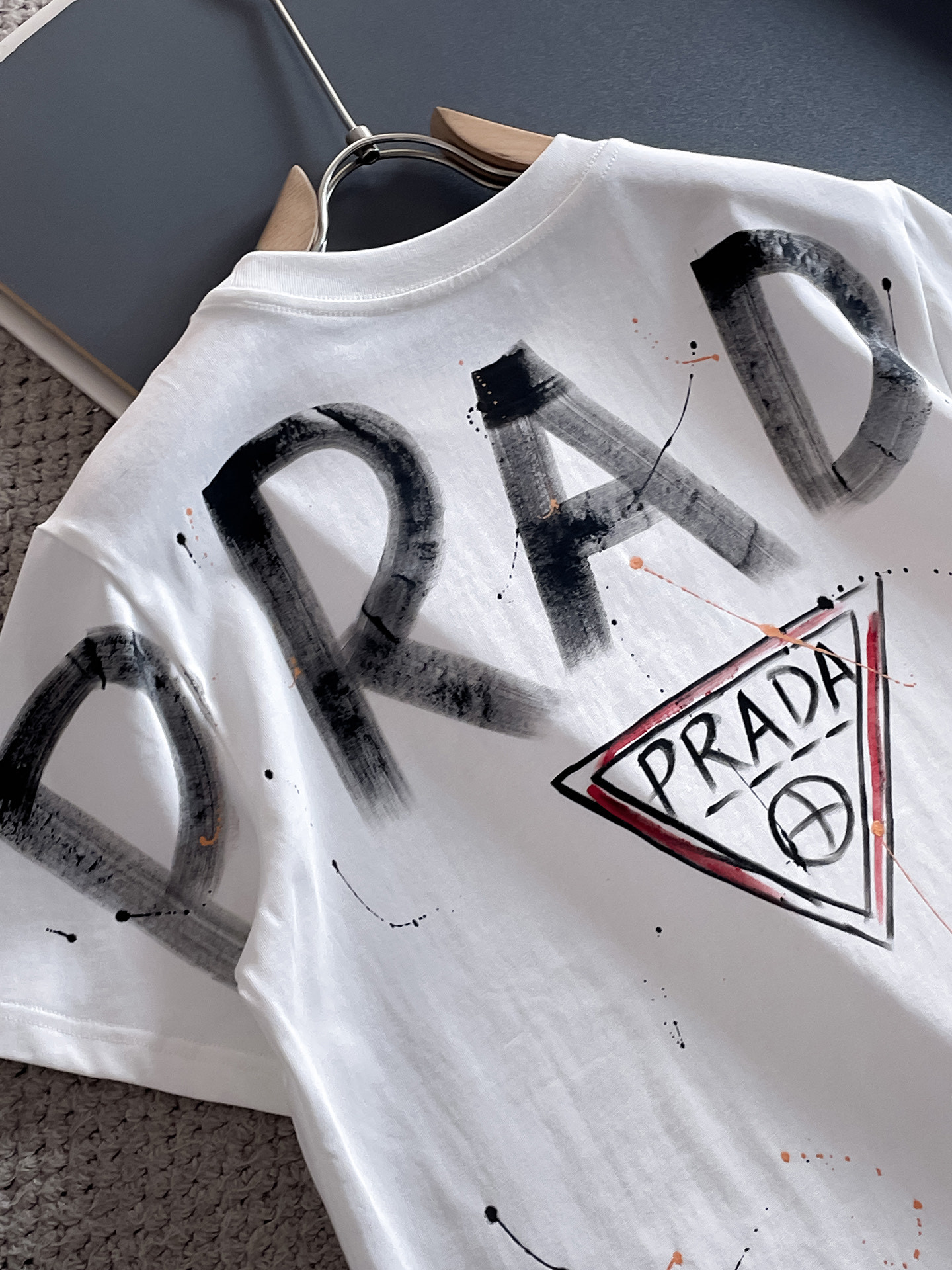 普拉*Drada 25SS春夏新款首发专柜最新款短袖圆领T恤 手绘高端订制 设计前卫时尚!品牌logo