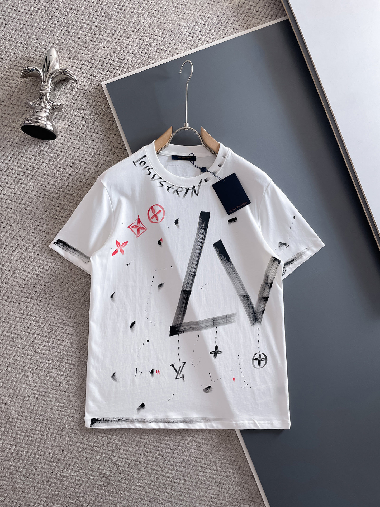 NO:492019,LouisVision*1V 25SS spring and summer new model first-time counter latest short-sleeved round neck T-shirt, hand-painted high-end customization, avant-garde and fashionable design!  Brand logo heavy craft design, high-end custom fabric, soft feel, comfortable to wear, imported high-end fabrics are very delicate, the details are exquisite and exquisite, the counter-level exquisite car line, fine workmanship, extremely shaping item, any fashion can be matched with, the style is super good. The must-have item for trendy men. Color white and black Size S-XXL Size reference S-Size shoulder width 45 bust 101 length 68 M size shoulder width 46 bust 105 long 70 L size shoulder width 47 bust 109 long 72 XL size shoulder width 48 bust 113 long 74 XXL size shoulder width 49 bust 117 long 76, louis vuitton, T-shirt,tees, t-shirt,alexander wang19860909路易威*1V 25SS春夏新款首发专柜最新款短袖圆领T恤 手绘高端订制 设计前卫时尚！品牌logo重工艺设计,高端定制面料,手感柔软,穿着舒适,客供进口高档面料质感非常细腻,细节工艺精湛考究,专柜级别精致车线,做工精细,塑造性极高的一款单品,任何时装都可以搭配,版型超级好 潮男必备单品 颜色白色、黑色 尺码S-XXL 尺寸参考 S码肩宽45胸围101衣长68 M码肩宽46胸围105衣长70 L码肩宽47胸围109衣长72 XL码肩宽48胸围113衣长74 XXL码肩宽49胸围117衣长76,,louis vuitton,T-shirt,tees，t-shirt,alexander wang,Men's clothing