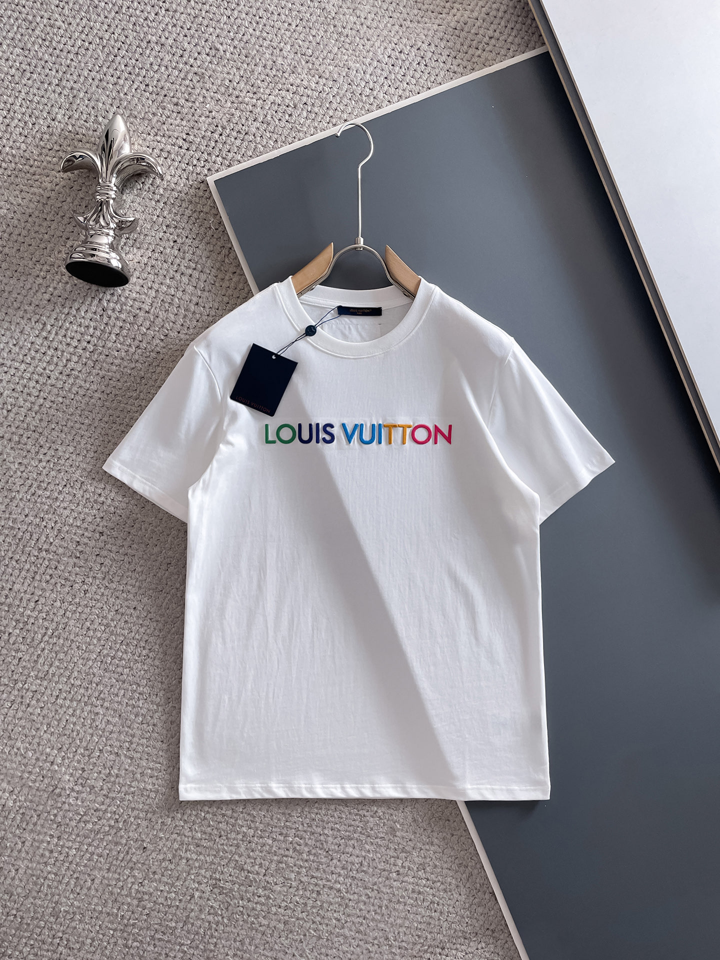 NO:491992,Louisville*1V 25SS spring and summer new model first-time counter latest short-sleeved round-neck T-shirt, high-end customization, avant-garde and fashionable design!  Brand logo heavy craft design, high-end custom fabric, soft feel, comfortable to wear, imported high-end fabrics are very delicate, the details are exquisite and exquisite, the counter-level exquisite car line, fine workmanship, extremely shaping item, any fashion can be matched with, the style is super good. The must-have item for trendy men. Color white and black Size S-XXL Size reference S-Size shoulder width 45 bust 101 length 68 M size shoulder width 46 bust 105 long 70 L size shoulder width 47 bust 109 long 72 XL size shoulder width 48 bust 113 long 74 XXL size shoulder width 49 bust 117 long 76, louis vuitton, T-shirt,tees, t-shirt,alexander wang19860909路易威*1V 25SS春夏新款首发专柜最新款短袖圆领T恤 高端订制 设计前卫时尚！品牌logo重工艺设计,高端定制面料,手感柔软,穿着舒适,客供进口高档面料质感非常细腻,细节工艺精湛考究,专柜级别精致车线,做工精细,塑造性极高的一款单品,任何时装都可以搭配,版型超级好 潮男必备单品 颜色白色、黑色 尺码S-XXL 尺寸参考 S码肩宽45胸围101衣长68 M码肩宽46胸围105衣长70 L码肩宽47胸围109衣长72 XL码肩宽48胸围113衣长74 XXL码肩宽49胸围117衣长76,,louis vuitton,T-shirt,tees，t-shirt,alexander wang,Men's clothing