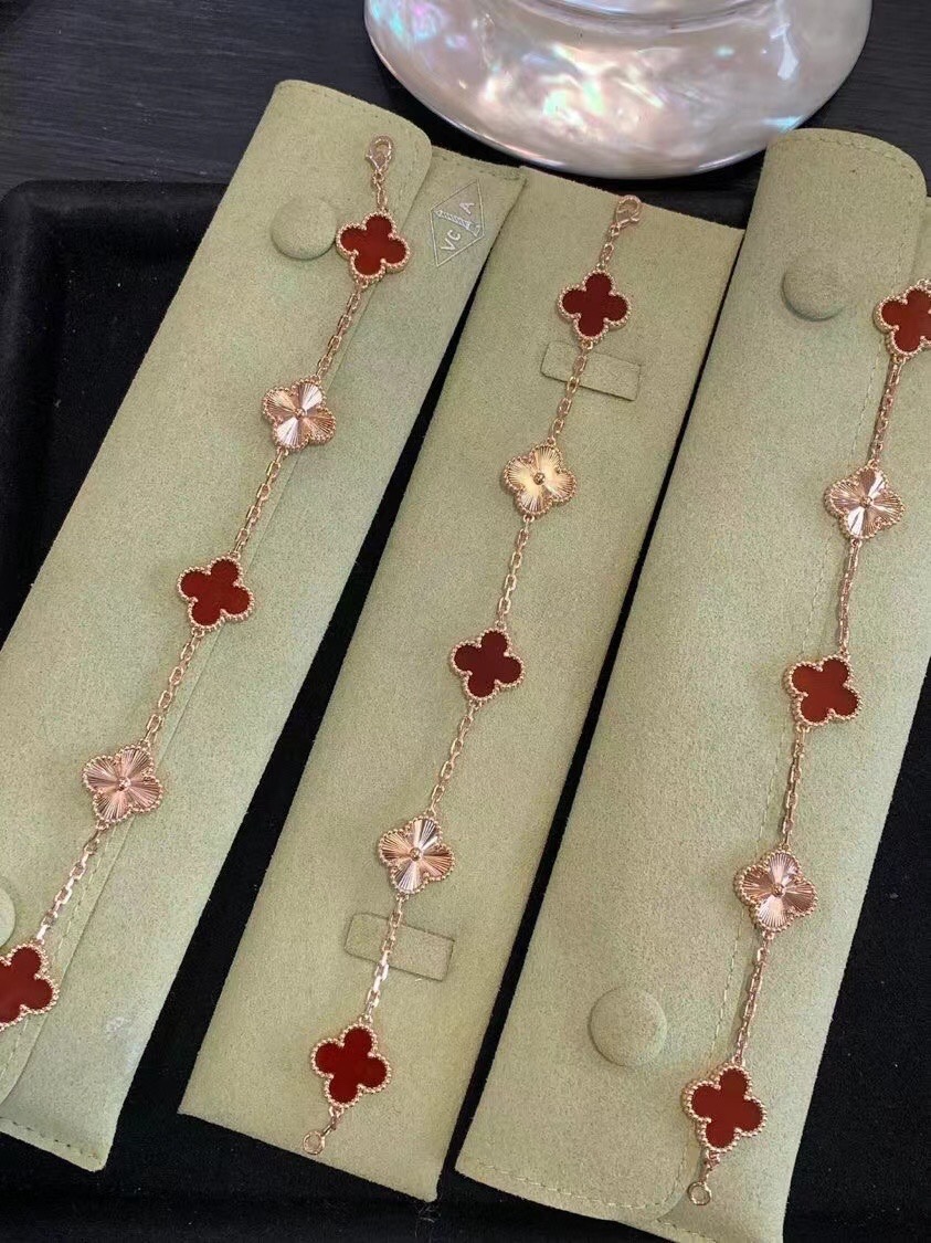 5-Motif Carnelian and Guilloché Bracelet - Comprehensive