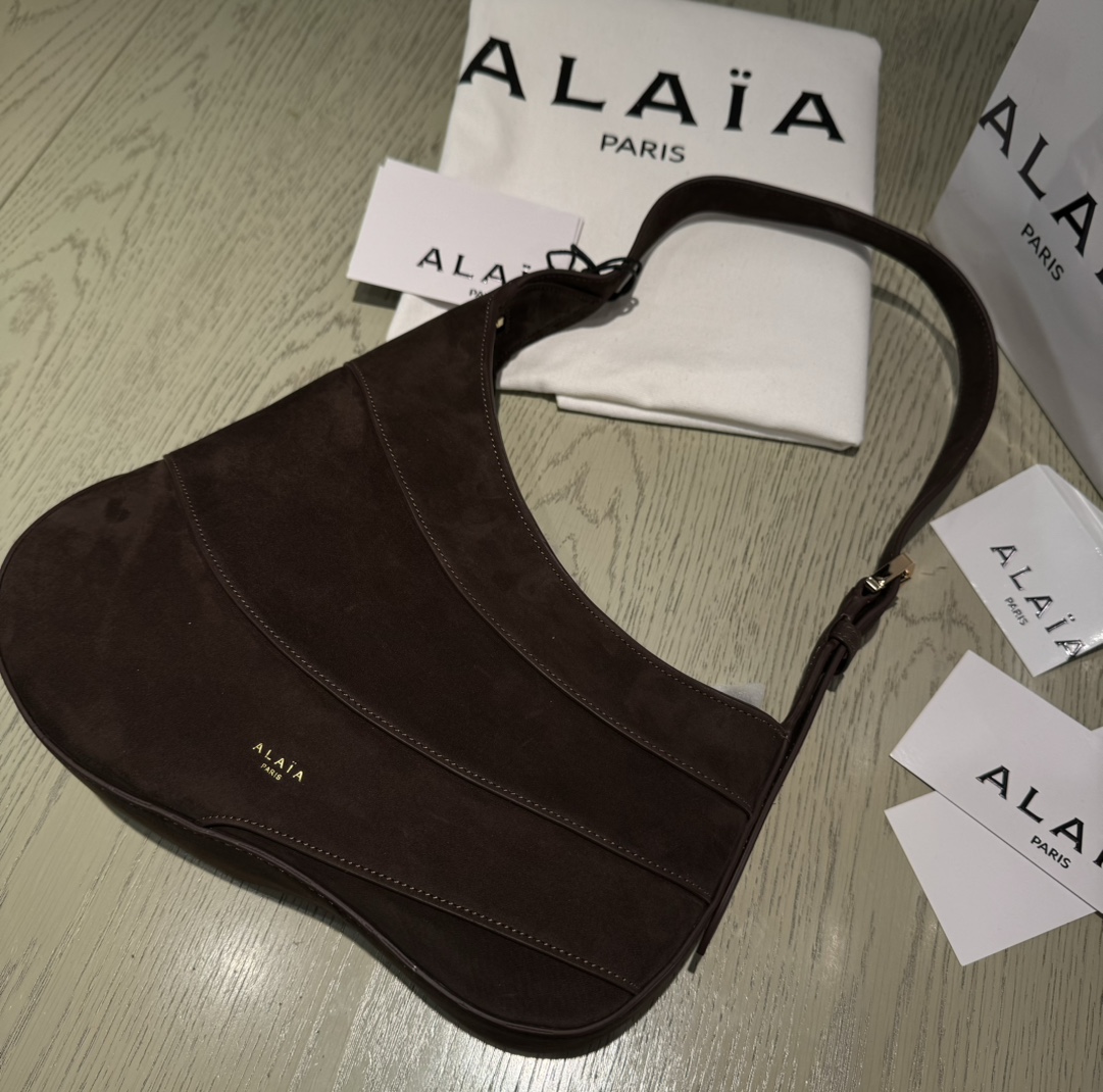 Alaia
材质：皮革
身高：20厘米长度：29厘米深度：6厘米手柄：27厘米
Alaia的Wave流浪汉包由光滑皮革制成，采用不对称
设计，线条圆润，缝线色调一致
它有拉链封口
绒面革衬里，带开放式口袋
以及带扣的可调节手柄
金属配件有金色的表面。