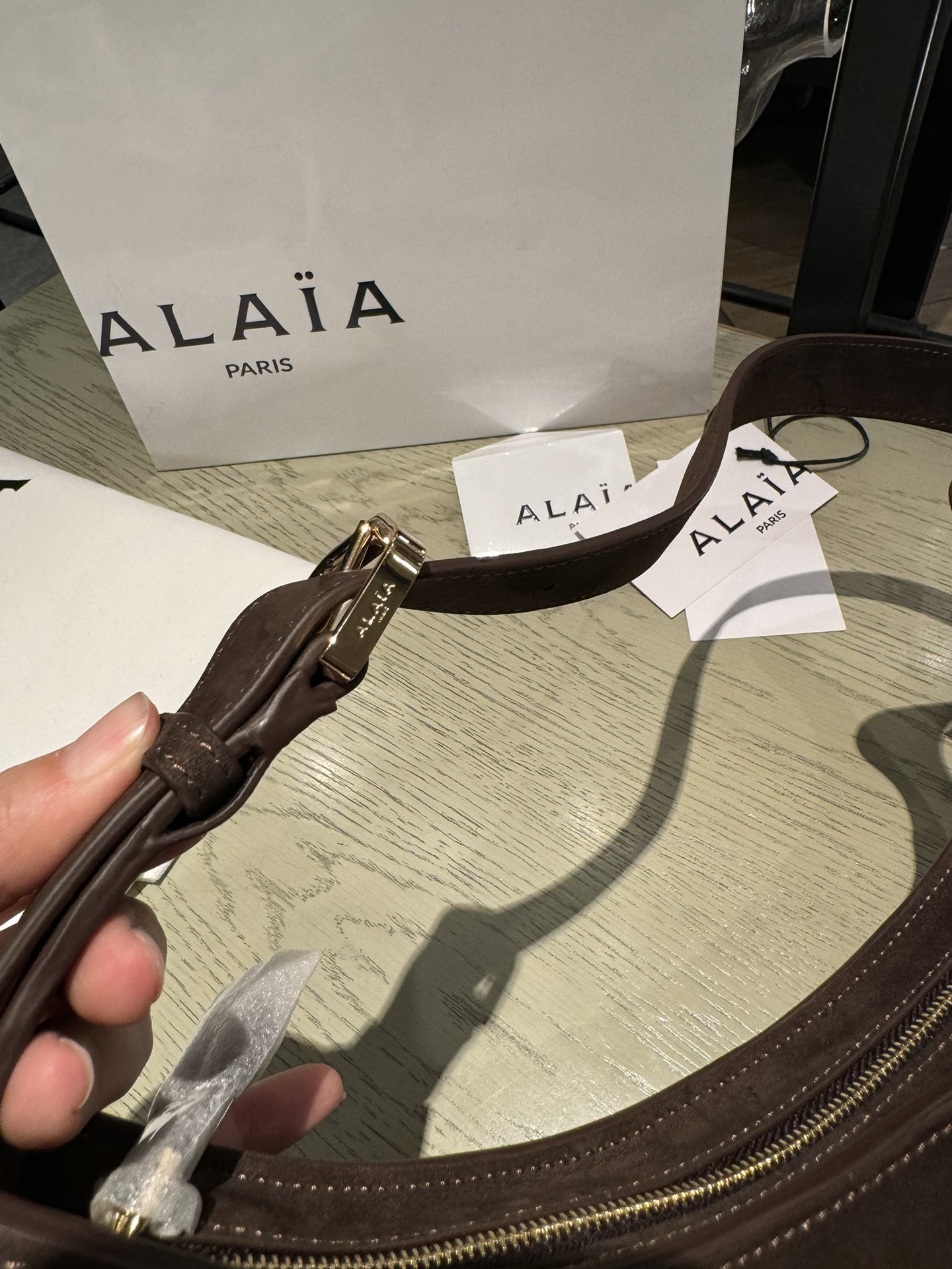 Alaia
材质：皮革
身高：20厘米长度：29厘米深度：6厘米手柄：27厘米
Alaia的Wave流浪汉包由光滑皮革制成，采用不对称
设计，线条圆润，缝线色调一致
它有拉链封口
绒面革衬里，带开放式口袋
以及带扣的可调节手柄
金属配件有金色的表面。