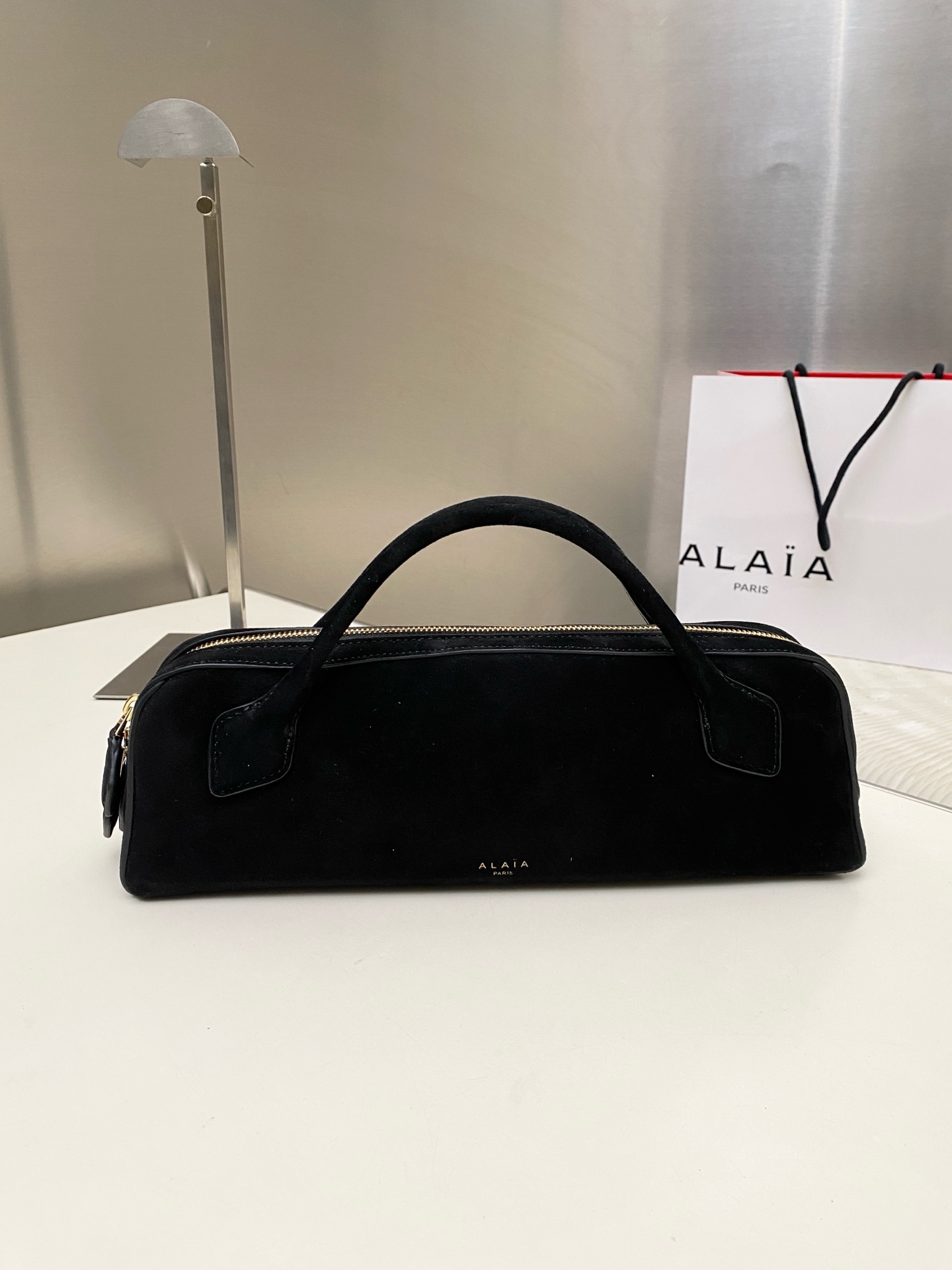 NO:187648,Special 850Alaia Daffodil Bag Short Handle This LE TECKEL shoulder bag is made of a slender silhouette, inspired by the designer's favorite dachshund, which is very fashionable and recognizable. The long handle realizes the versatility of the bag, which can be held on the shoulder or on the hand. It is fixed together with two decorative fasteners and is paired with a double zipper closure design, which is convenient for daily use. The built-in mirror adds functionality and creates exquisite details. Size (cm): 31xLength 17xHigh 10 Fabric composition: goatskin lining: goatskin metal material: brass, DG, alaia, Dolce & Gabbana, backpacks, sheepskin19860909特级 850Alaia腊肠包 短柄 这款LE TECKEL肩背包采用细长廓形,灵感来源于设计师钟爱的腊肠狗,极具时尚辨识度.长手柄实现了包袋的多功能性,可肩背亦可手拿,采用两个装饰性扣件固定在一起,搭配双拉链开合设计,方便日常使用.内置随 镜,增添功能性,打造精致细节. 尺寸(厘米):长31x宽17x高10 面料成分:山羊皮内衬:羊皮革金属材质:黄铜,DG,alaia,Dolce&Gabbana,backpacks,sheepskin,Bag