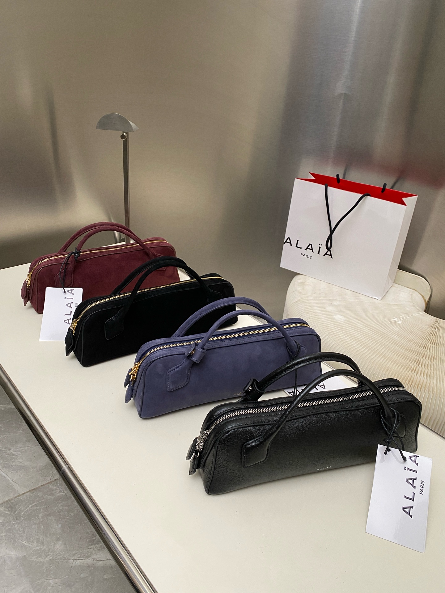 NO:187665,The LE TECKEL shoulder bag with a short handle is made of a slender silhouette, inspired by the designer's favorite dachshund, which is very fashionable and recognizable. The long handle realizes the versatility of the bag, which can be held on the shoulder or on the hand. It is fixed together with two decorative fasteners and is paired with a double zipper closure design, which is convenient for daily use. The built-in mirror adds functionality and creates exquisite details. Size (cm): 31xLength 17xHigh 10 Fabric composition: goatskin lining: goatskin metal material: brass, DG, alaia, Dolce & Gabbana, backpacks, sheepskin19860909特级850Alaia腊肠包 短柄 这款LE TECKEL肩背包采用细长廓形,灵感来源于设计师钟爱的腊肠狗,极具时尚辨识度.长手柄实现了包袋的多功能性,可肩背亦可手拿,采用两个装饰性扣件固定在一起,搭配双拉链开合设计,方便日常使用.内置随 镜,增添功能性,打造精致细节. 尺寸(厘米):长31x宽17x高10 面料成分:山羊皮内衬:羊皮革金属材质:黄铜,DG,alaia,Dolce&Gabbana,backpacks,sheepskin,Bag