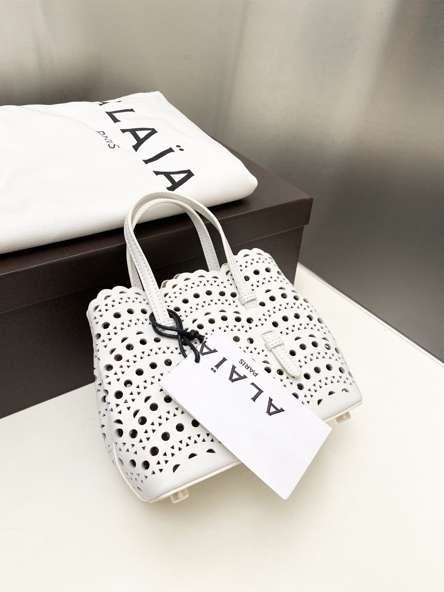 Unknown Alaia 迷你这款LE MINA 16号托特包运用了品牌标志性的Vienne