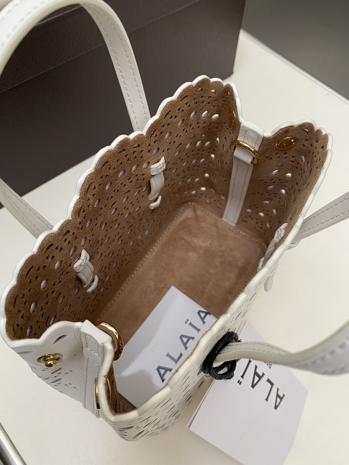 Unknown Alaia 迷你这款LE MINA 16号托特包运用了品牌标志性的Vienne