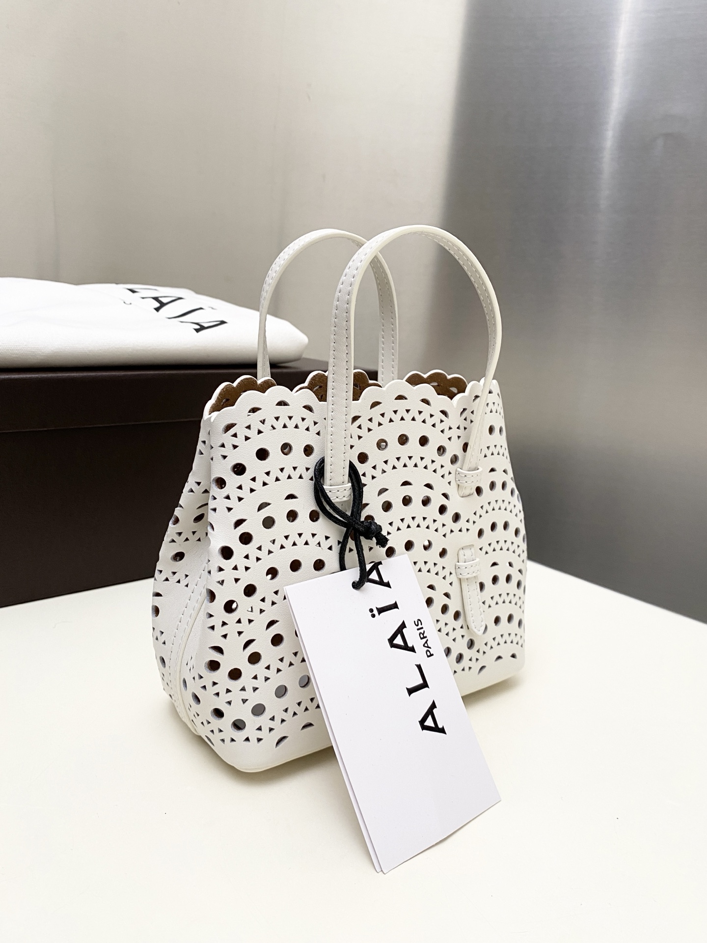 Unknown Alaia 迷你这款LE MINA 16号托特包运用了品牌标志性的Vienne