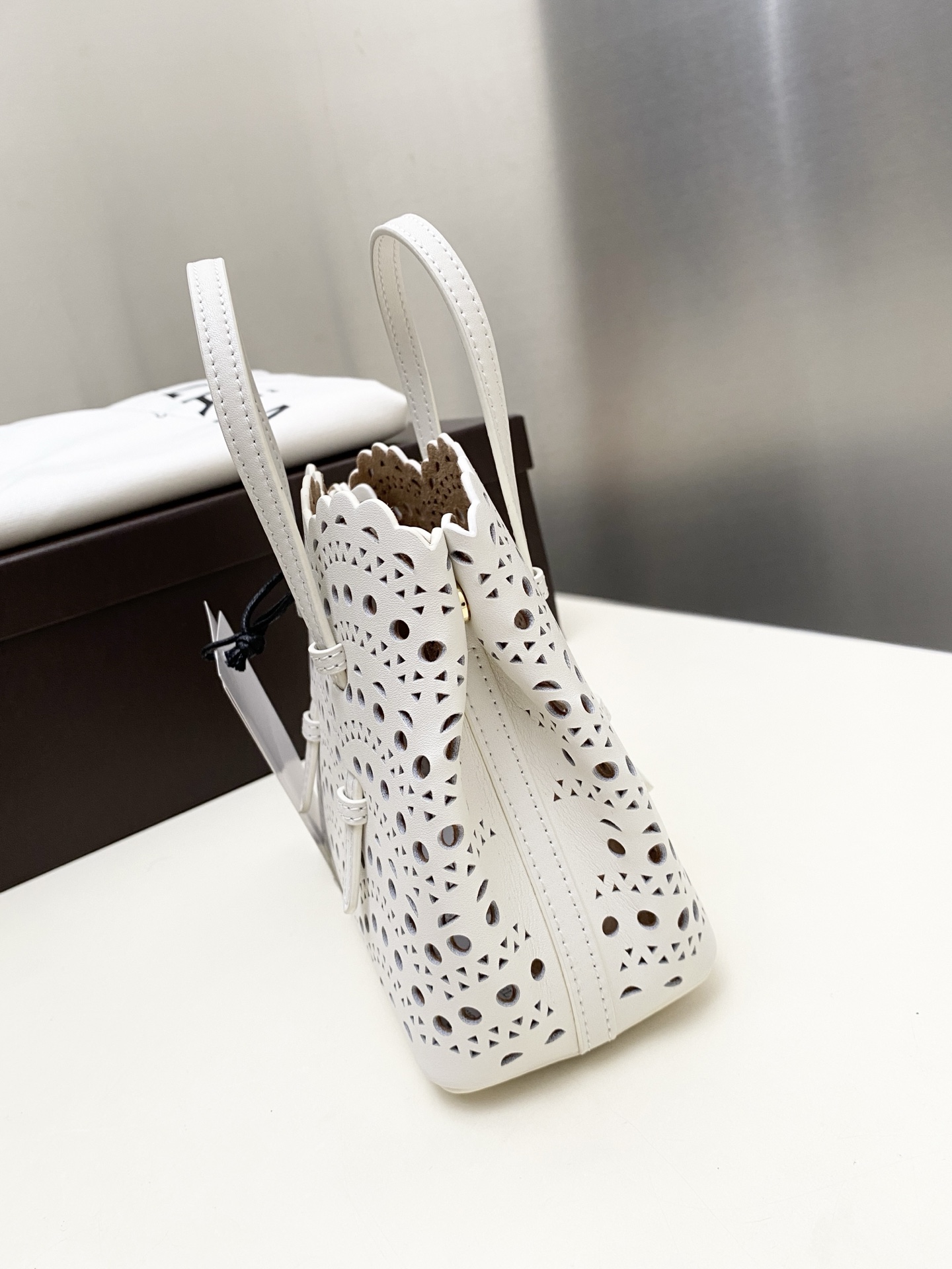 Unknown Alaia 迷你这款LE MINA 16号托特包运用了品牌标志性的Vienne