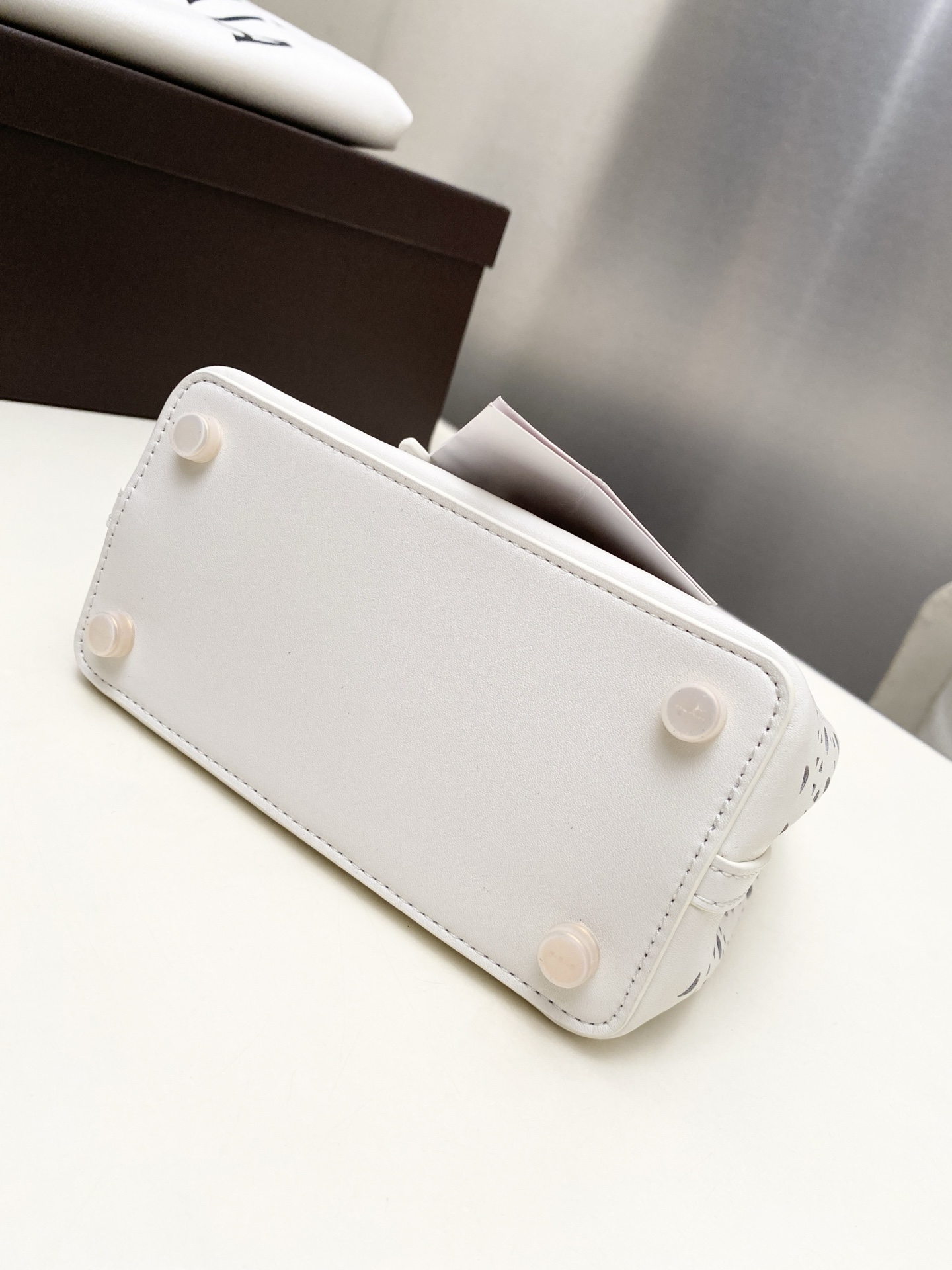 Unknown Alaia 迷你这款LE MINA 16号托特包运用了品牌标志性的Vienne