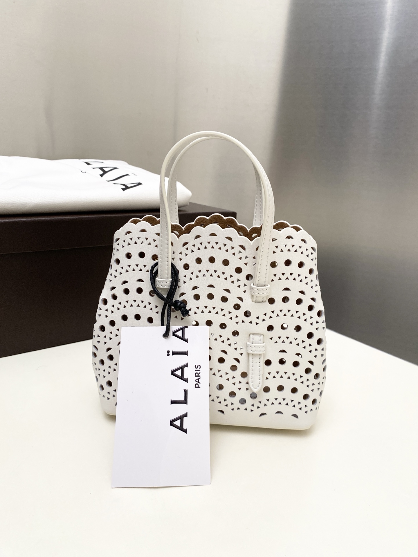 Unknown Alaia 迷你这款LE MINA 16号托特包运用了品牌标志性的Vienne