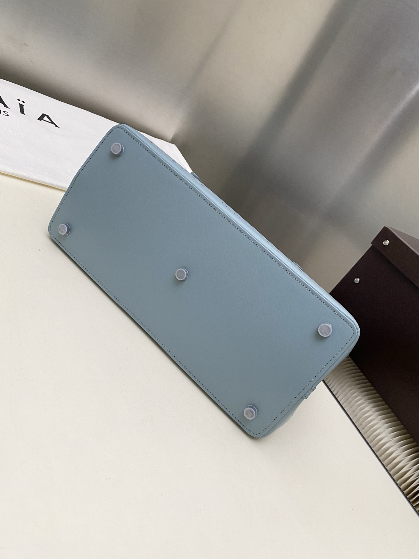 Unknown 大号这款LE MINA 32号托特包运用了品牌标志性的Vienne