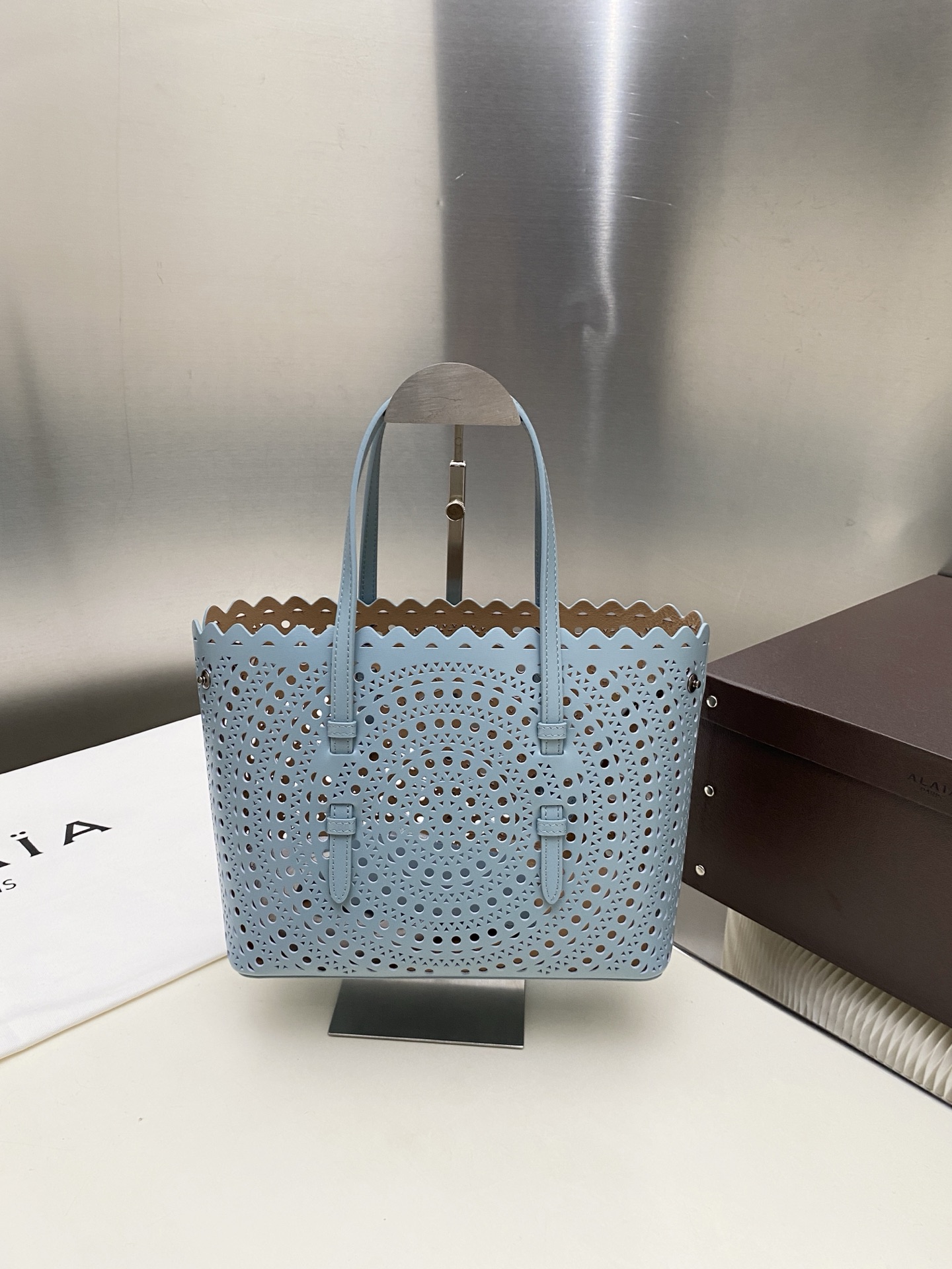 Unknown alaia这款LE MINA 25号托特包运用了品牌标志性的Vienne