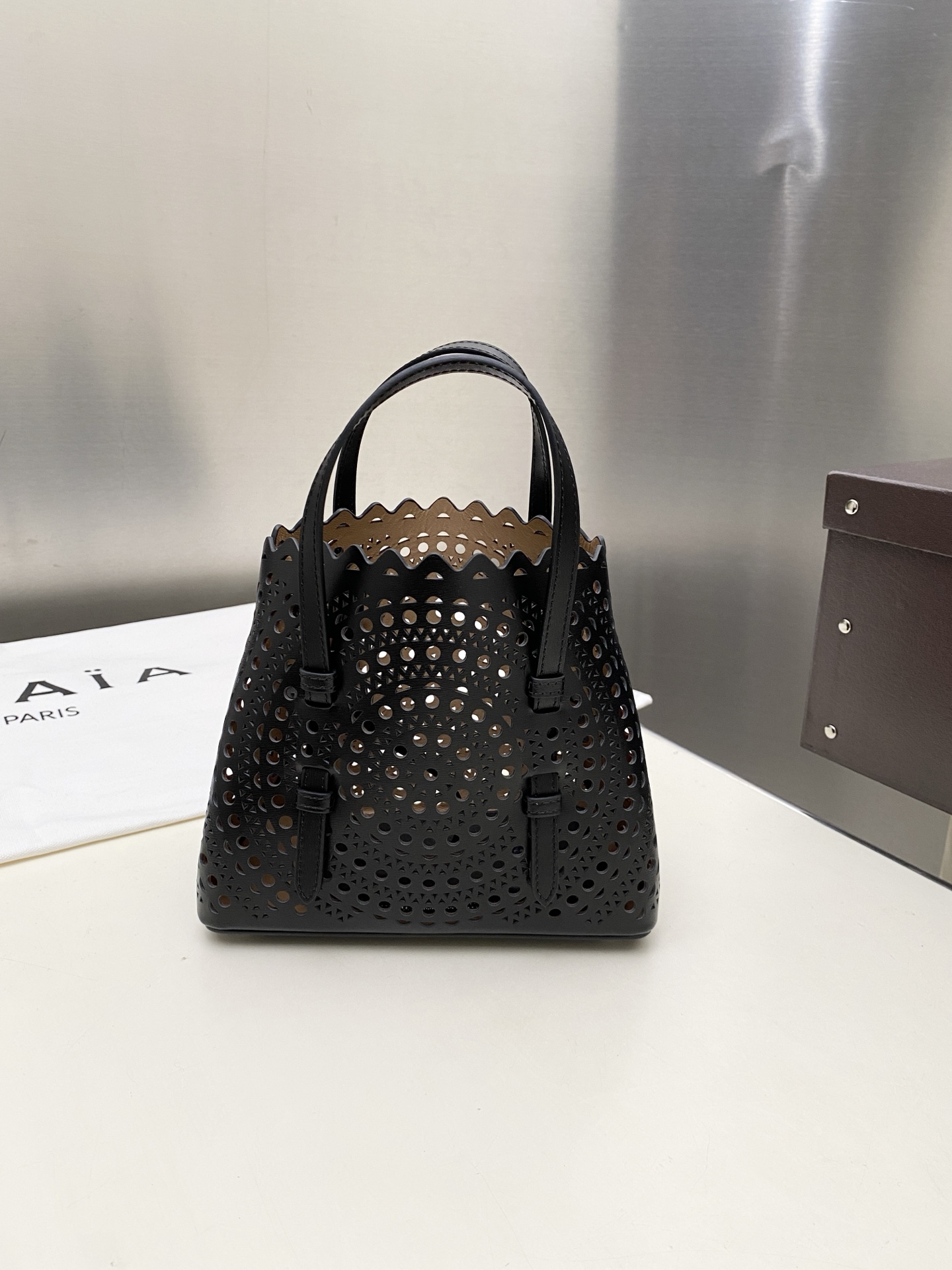 Unknown alaia 这款LE MINA 20号托特包运用了品牌标志性的Vienne
