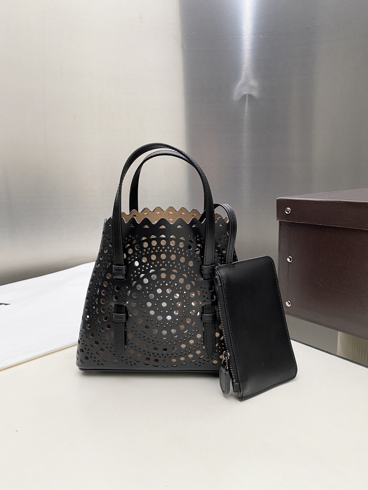 Unknown alaia 这款LE MINA 20号托特包运用了品牌标志性的Vienne