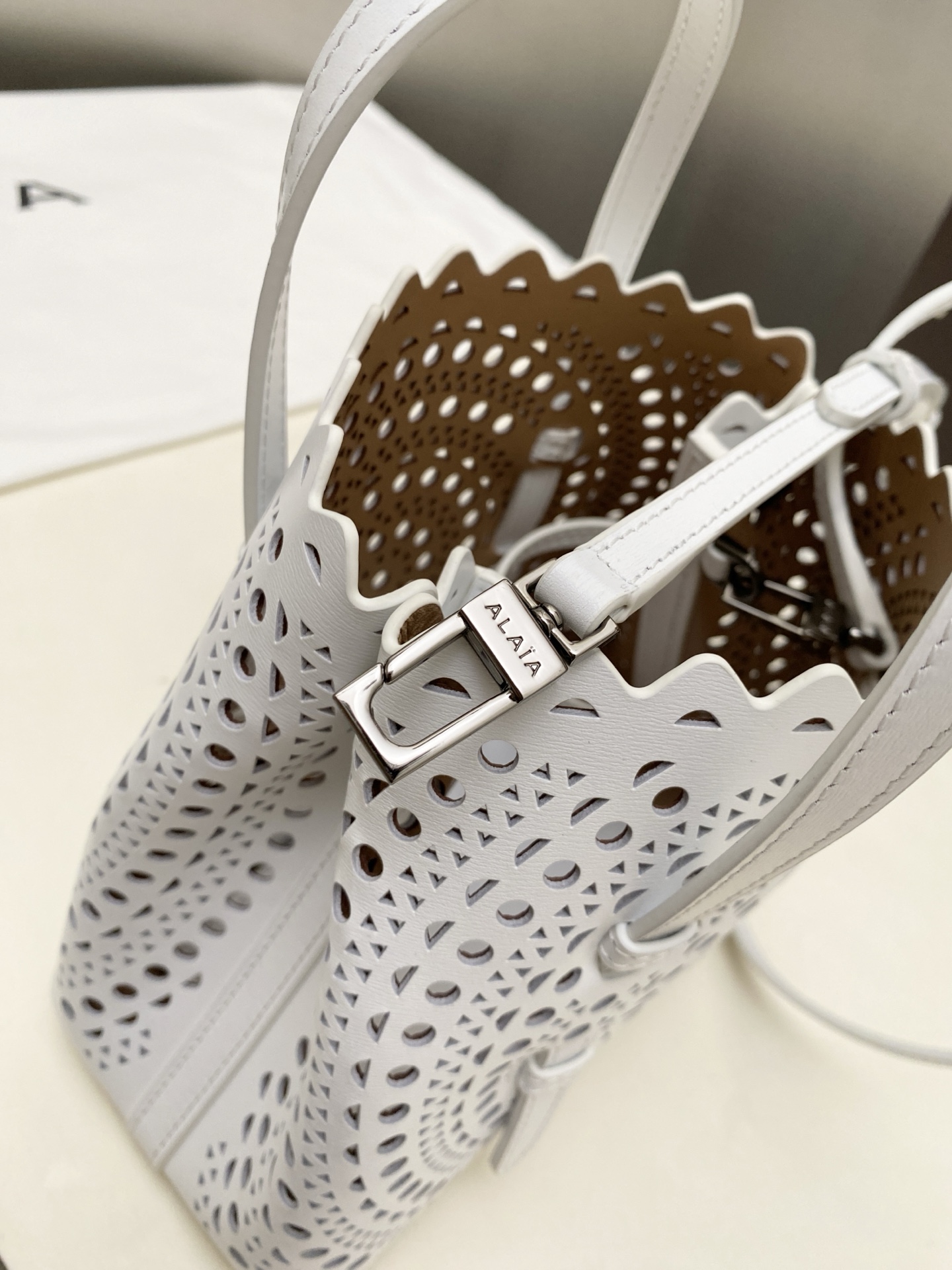 Unknown alaia 这款LE MINA 20号托特包运用了品牌标志性的Vienne