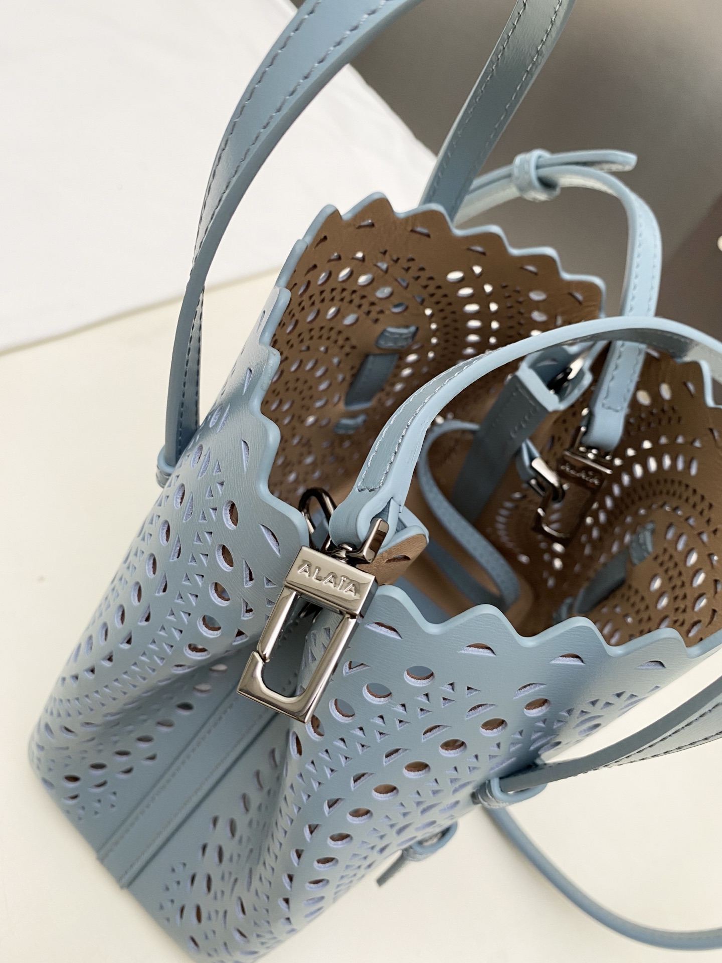 Unknown alaia 这款LE MINA 20号托特包运用了品牌标志性的Vienne