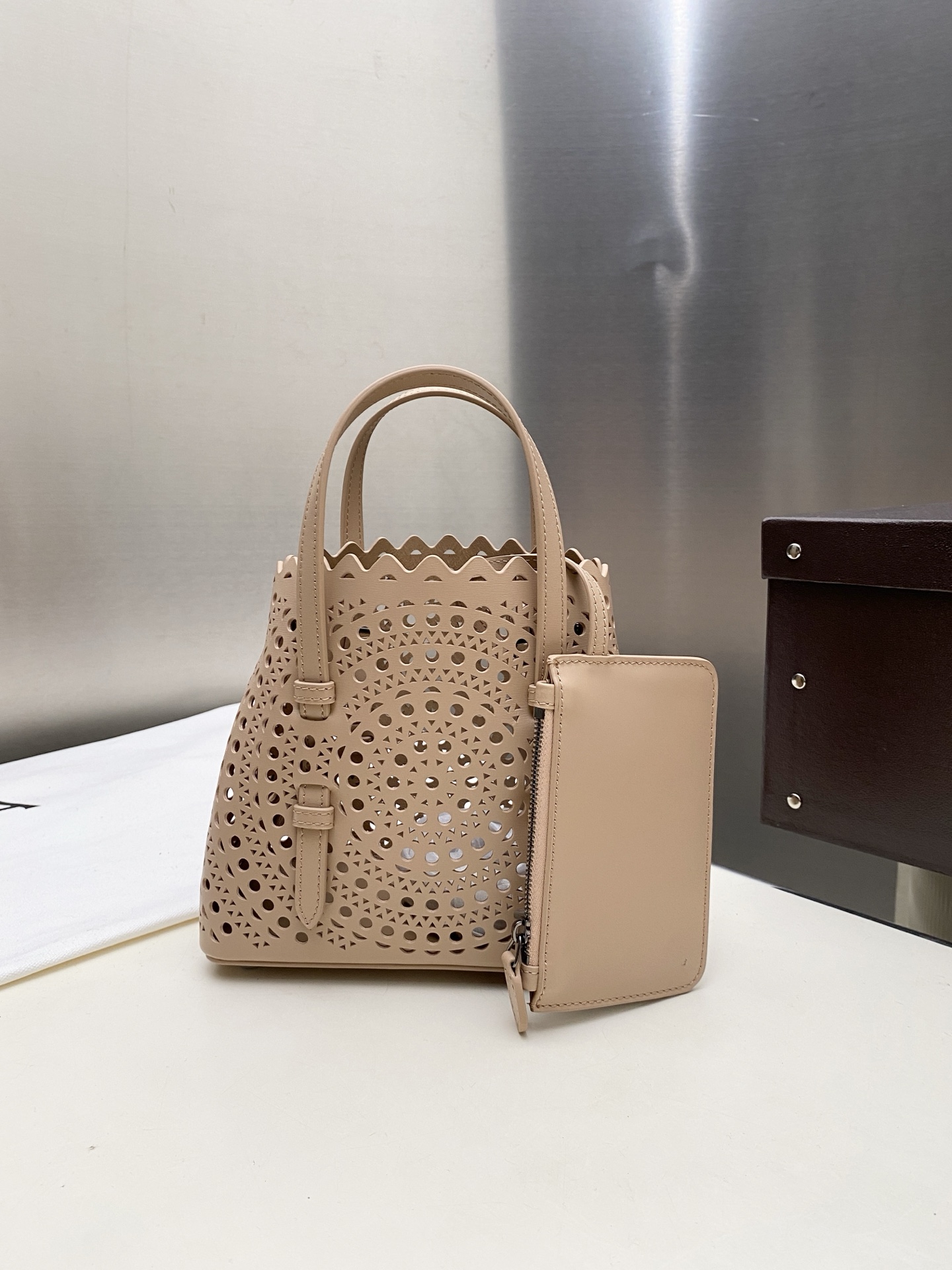 Unknown alaia 这款LE MINA 20号托特包运用了品牌标志性的Vienne