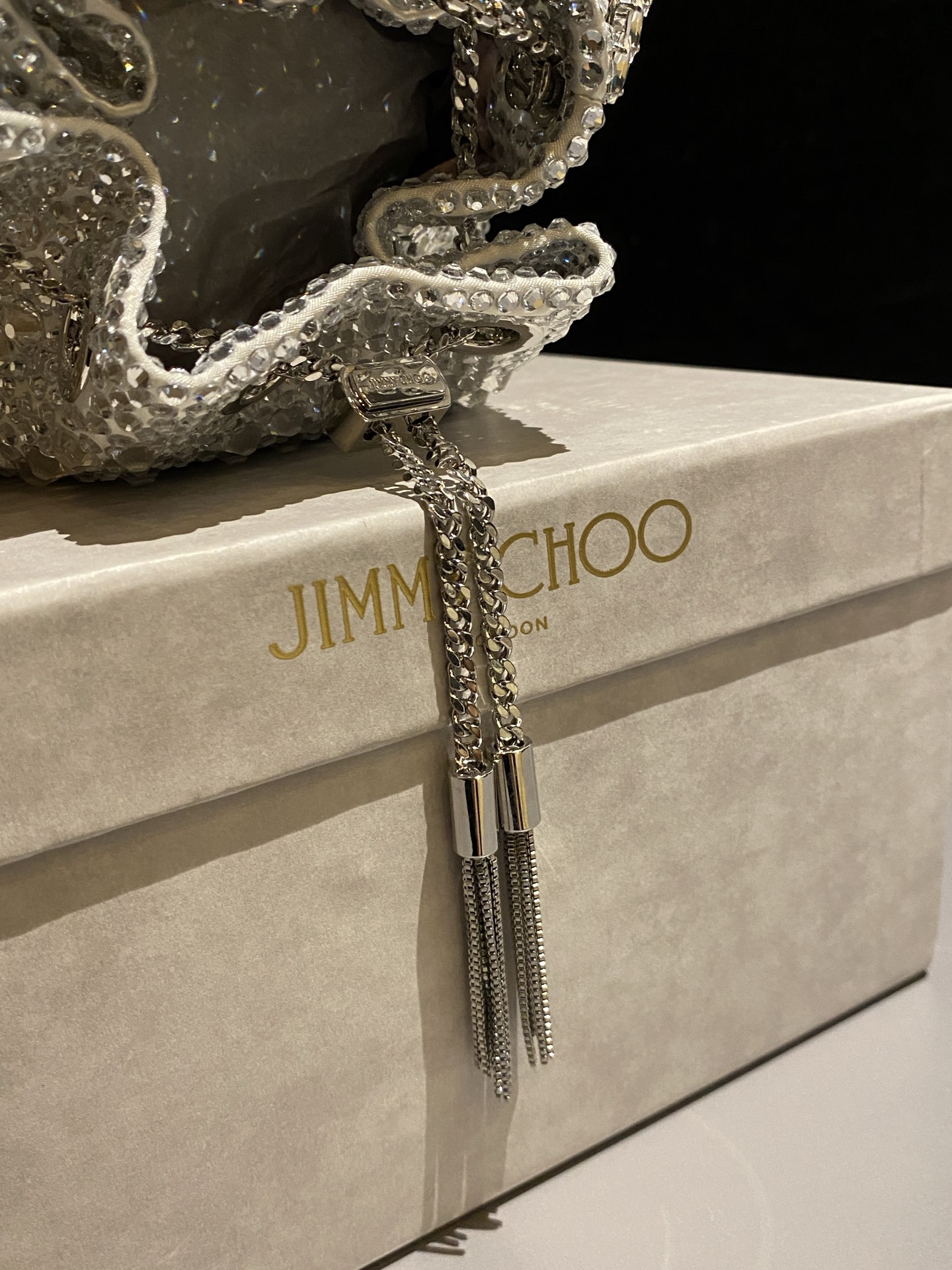JIMMY CHOO
BON BON系列标志款手提包,光滑缎面铺嵌渐变水晶制作。
设计灵感源于软硬质感及甜美与张扬气质的强烈对比,点睛配以标志性金属流苏,成就如BON BON之名般个性别致又优雅迷人的时尚包袋。现代感桶包廓形,配以手环造型顶部提手,提手饰有百粒经三天精工颗颗细嵌的水晶,精美雅致,招牌奢华包袋当属本款BON BON手提包。
缎面烫钻水晶手嵌水晶饰手环提手Jimmy Choo logo压印金属流苏开合链条肩带内层口袋包袋尺寸:16(长)x15(高)x9.5(宽)厘米肩带长度:55厘米提手长度:9厘米 20259
