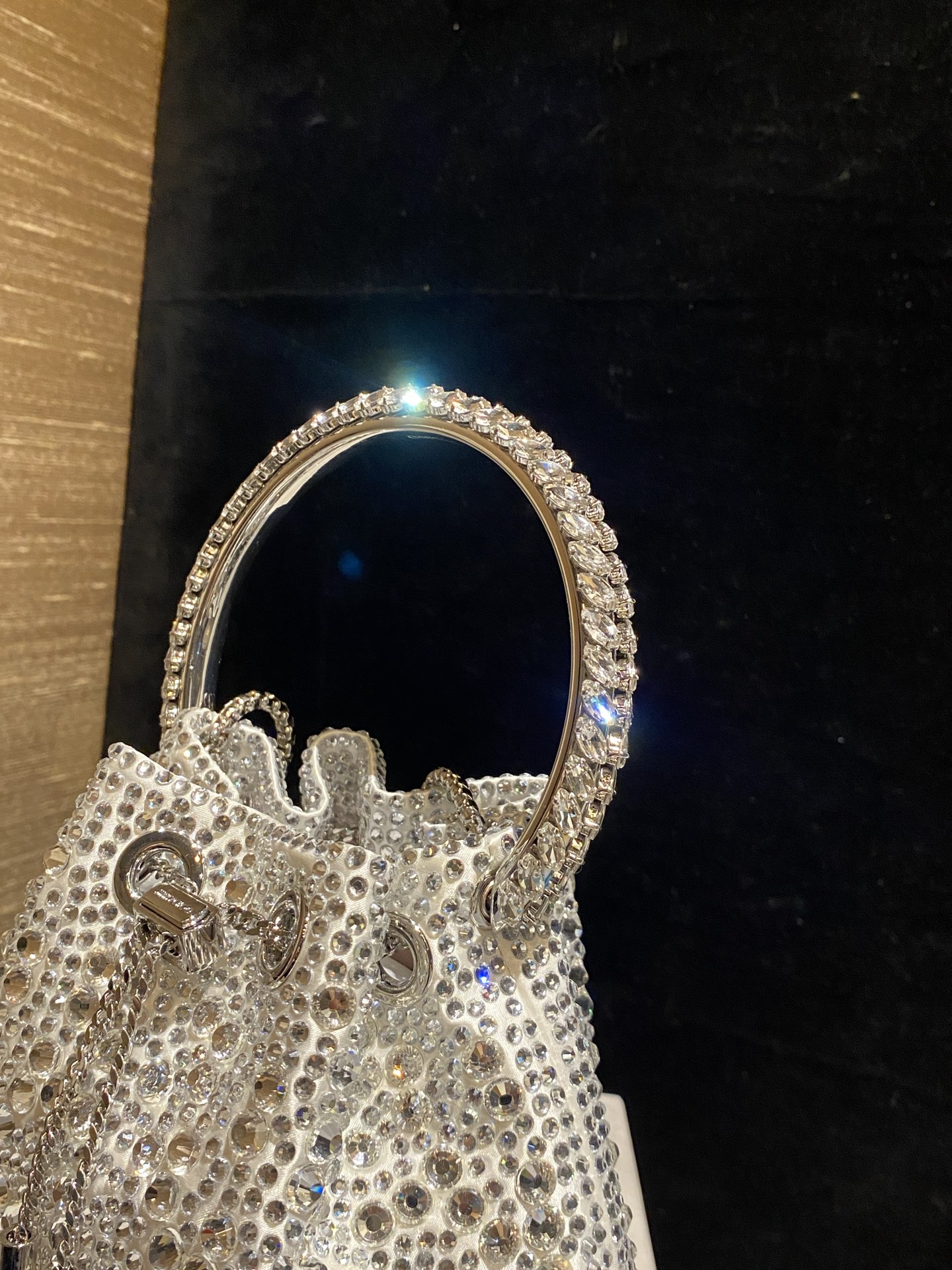 JIMMY CHOO
BON BON系列标志款手提包,光滑缎面铺嵌渐变水晶制作。
设计灵感源于软硬质感及甜美与张扬气质的强烈对比,点睛配以标志性金属流苏,成就如BON BON之名般个性别致又优雅迷人的时尚包袋。现代感桶包廓形,配以手环造型顶部提手,提手饰有百粒经三天精工颗颗细嵌的水晶,精美雅致,招牌奢华包袋当属本款BON BON手提包。
缎面烫钻水晶手嵌水晶饰手环提手Jimmy Choo logo压印金属流苏开合链条肩带内层口袋包袋尺寸:16(长)x15(高)x9.5(宽)厘米肩带长度:55厘米提手长度:9厘米 20259