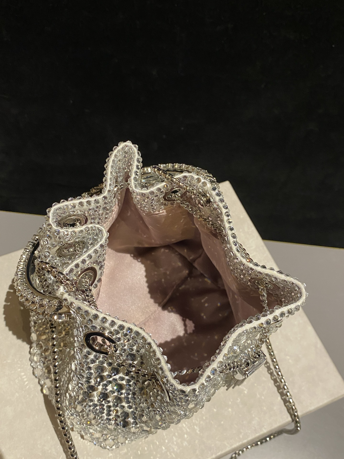 JIMMY CHOO
BON BON系列标志款手提包,光滑缎面铺嵌渐变水晶制作。
设计灵感源于软硬质感及甜美与张扬气质的强烈对比,点睛配以标志性金属流苏,成就如BON BON之名般个性别致又优雅迷人的时尚包袋。现代感桶包廓形,配以手环造型顶部提手,提手饰有百粒经三天精工颗颗细嵌的水晶,精美雅致,招牌奢华包袋当属本款BON BON手提包。
缎面烫钻水晶手嵌水晶饰手环提手Jimmy Choo logo压印金属流苏开合链条肩带内层口袋包袋尺寸:16(长)x15(高)x9.5(宽)厘米肩带长度:55厘米提手长度:9厘米 20259
